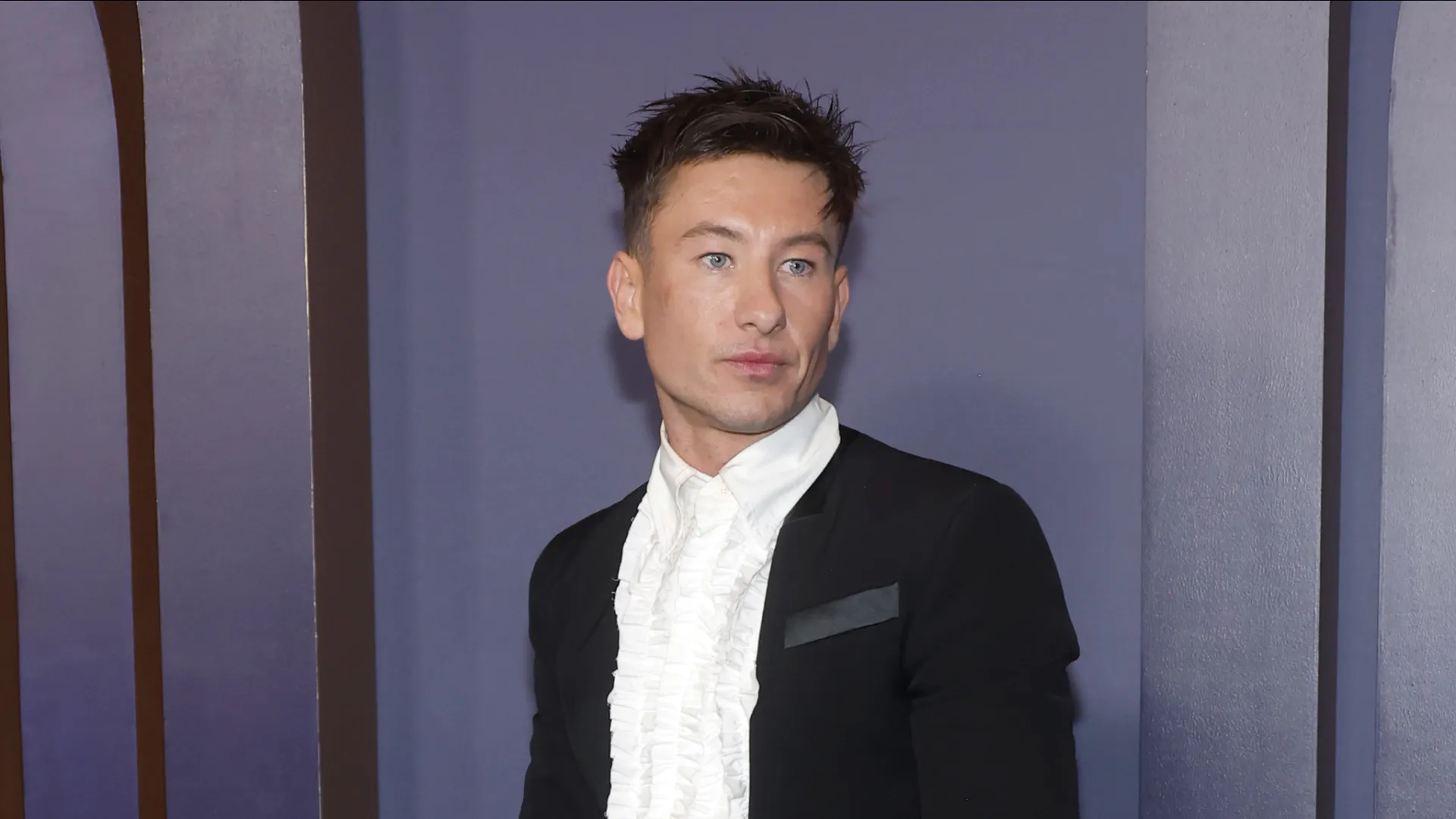 Ator Barry Keoghan exibe cicatriz após quase ficar sem braço - img