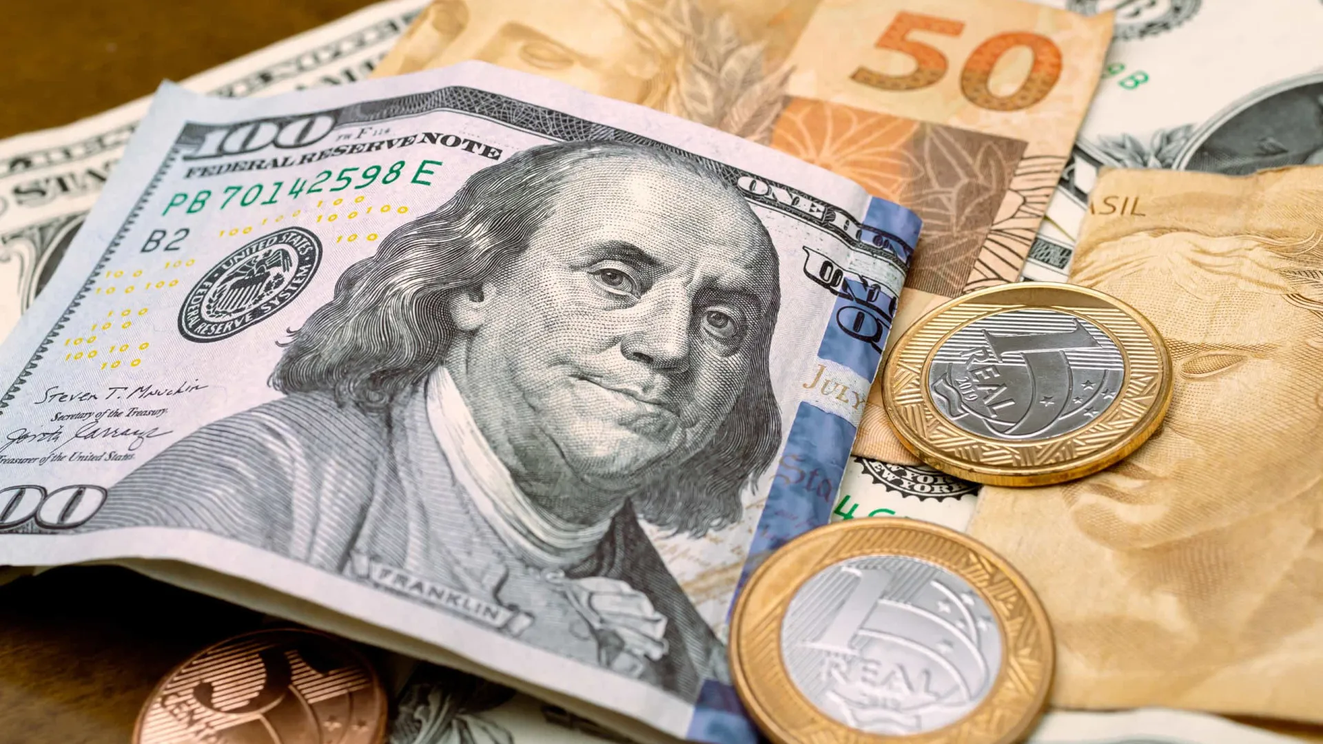 Dólar fecha em alta e Bolsa cai com impasse comercial entre Brasil e EUA em foco - img
