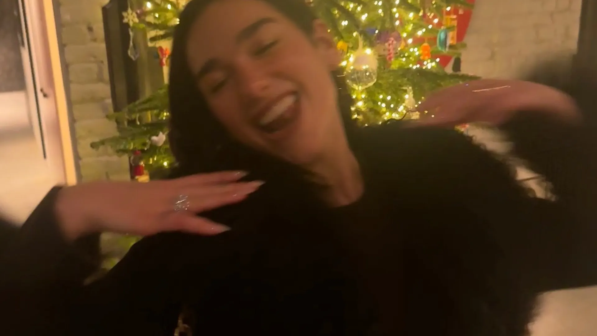 Dua Lipa está noiva? Um grande anel de diamantes indica que sim - img