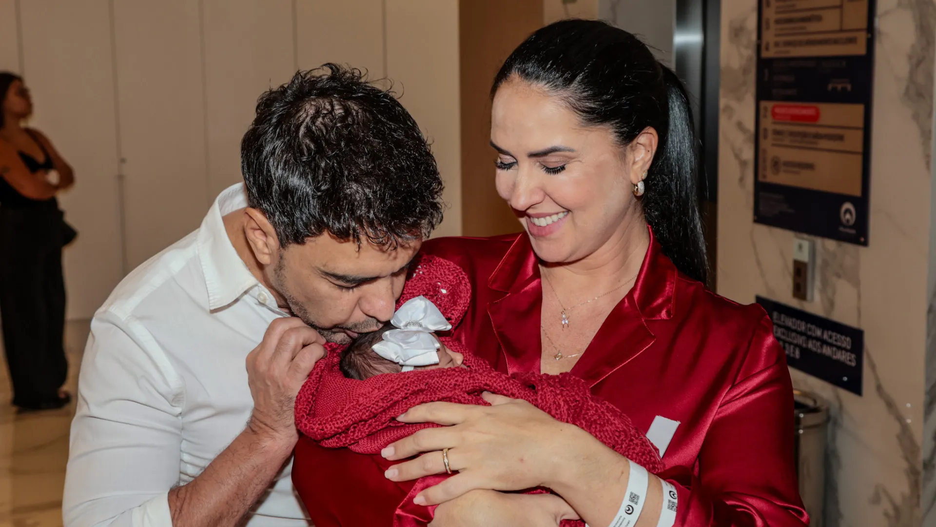 Graciele Lacerda rebate crítica por amamentar filha durante treino em casa - img