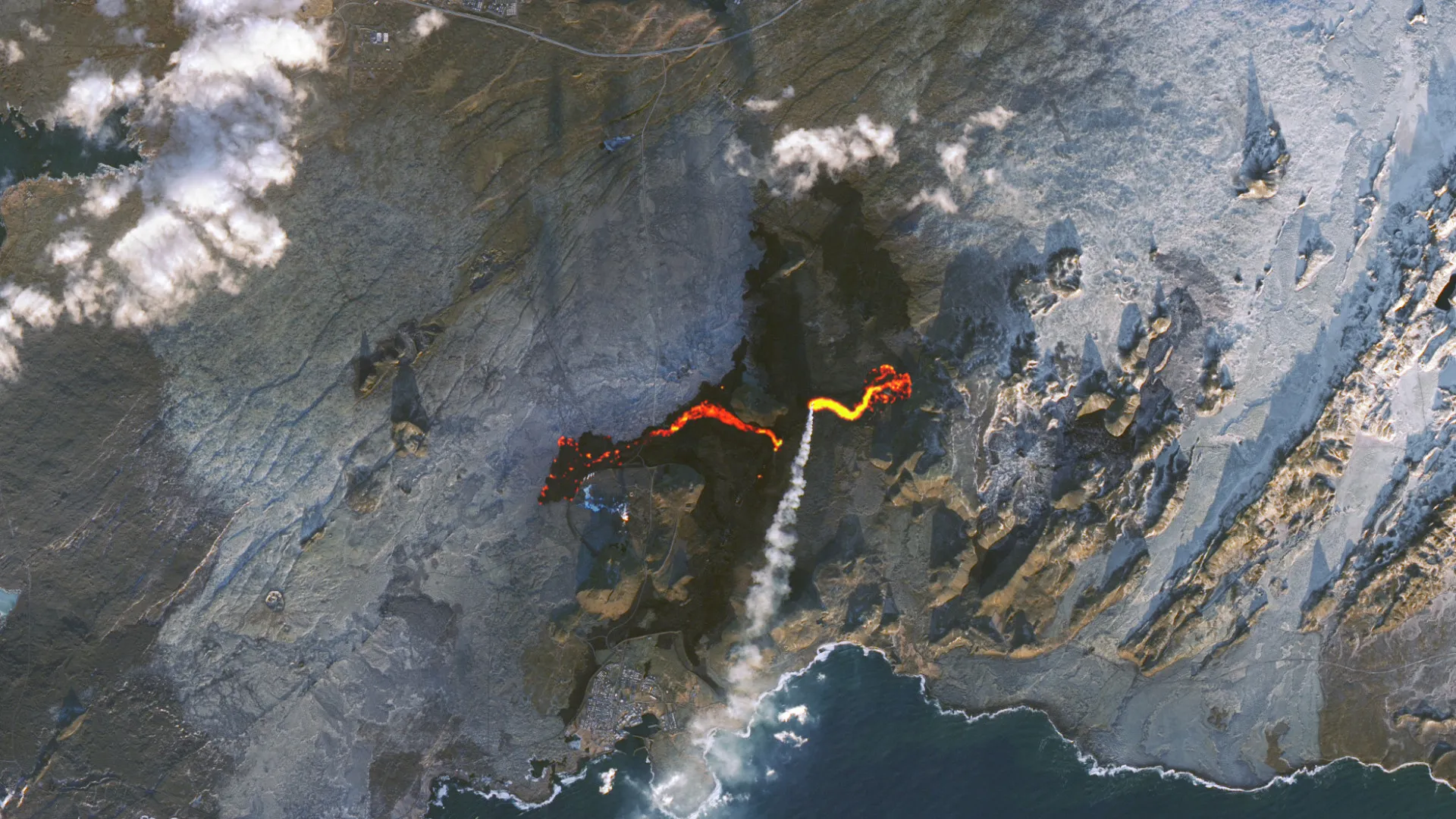 Imagens de satélite mostram erupção na Islândia, perto da Lagoa Azul - img