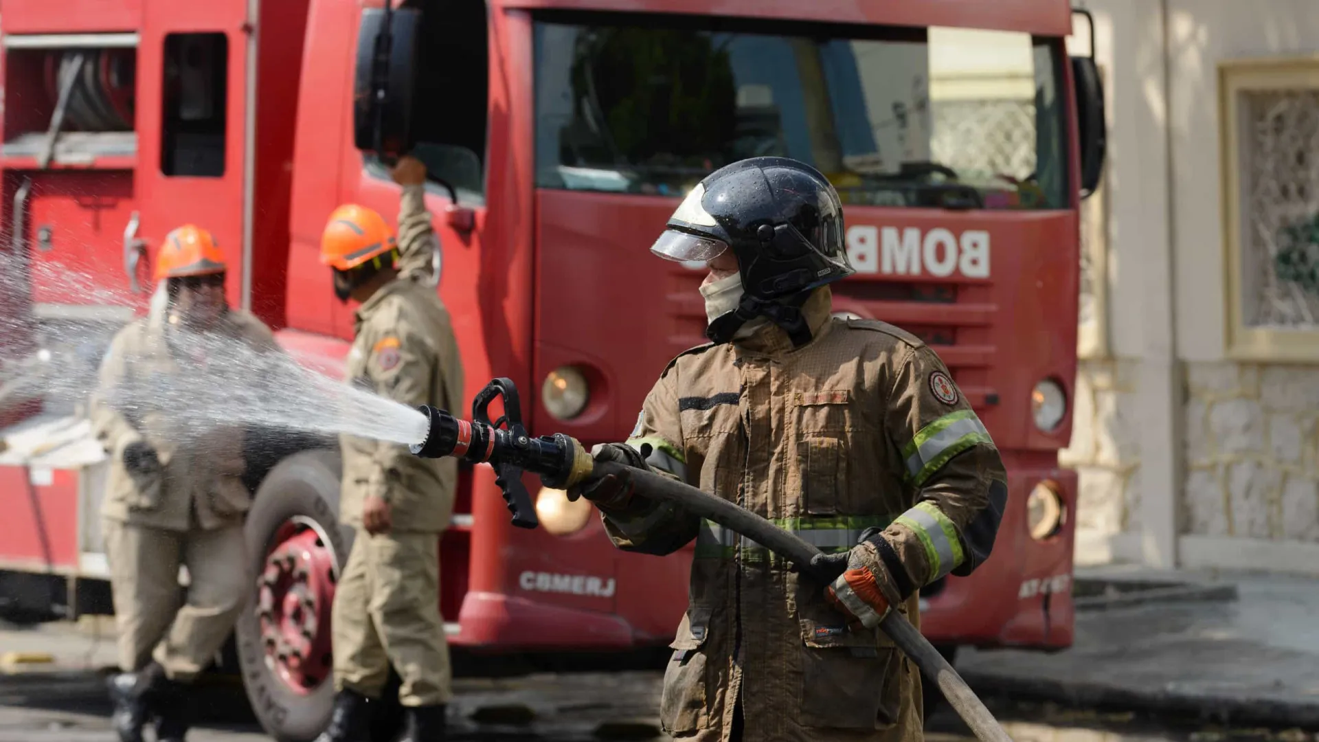 Incêndio de grandes proporções atinge fábrica de isolantes térmicos na zona sul de SP - img