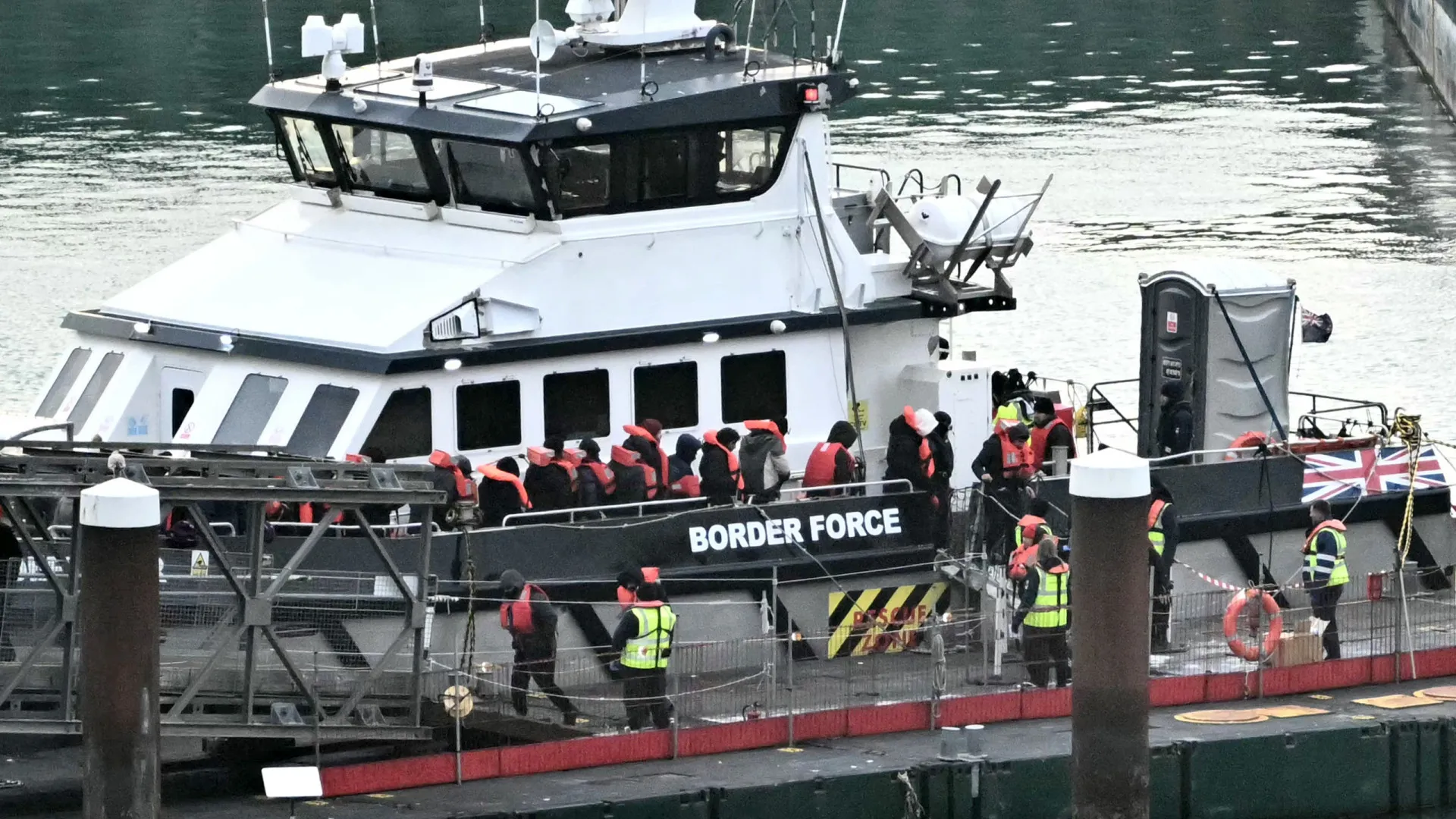 Jovem de 19 anos morre esmagado em travessia do Canal da Mancha - img