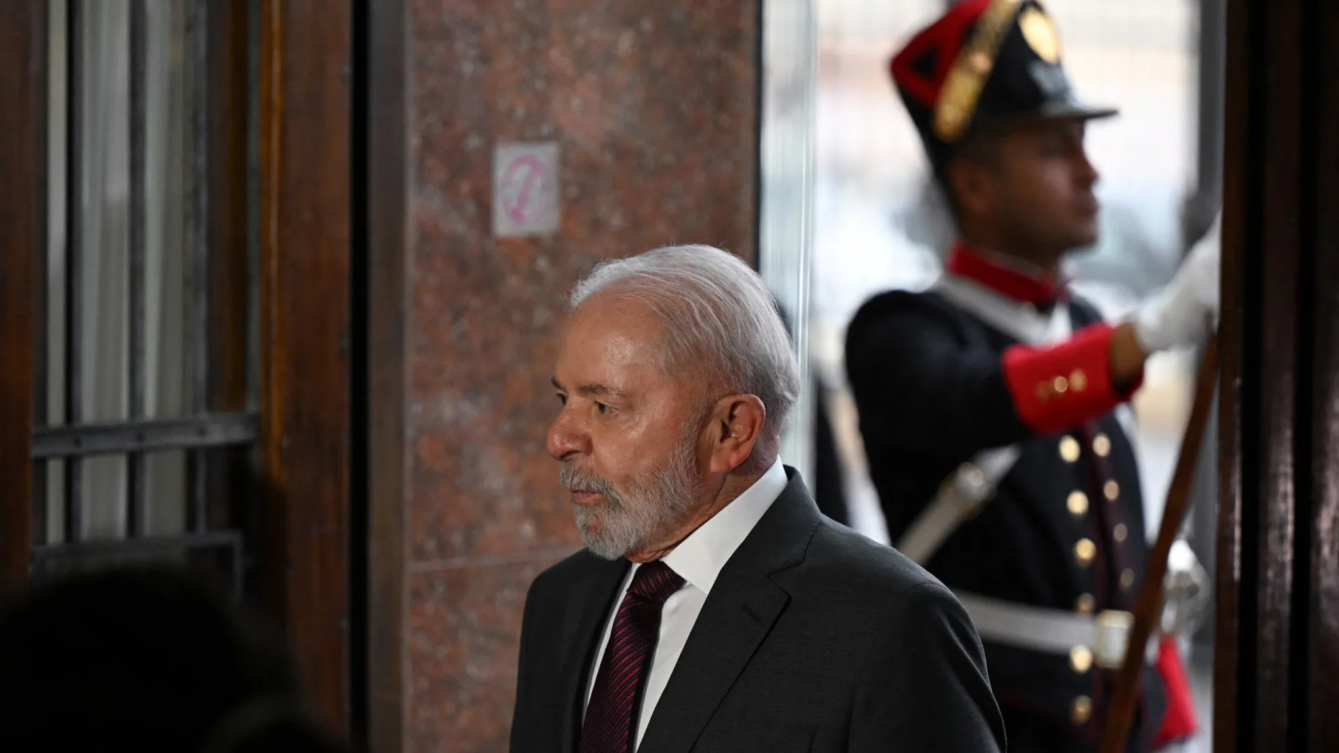 Lula deixa UTI e já caminha por corredores do hospital, informa boletim médico - img