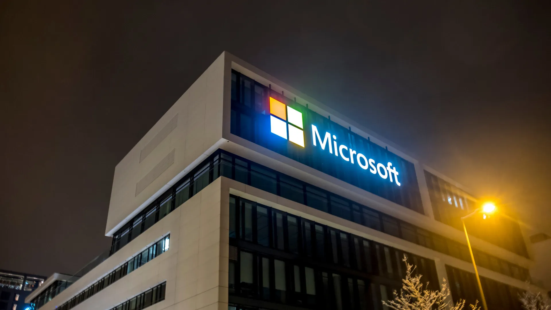 Microsoft vai investir quase R$ 15 bi em inteligência artificial no Brasil - img