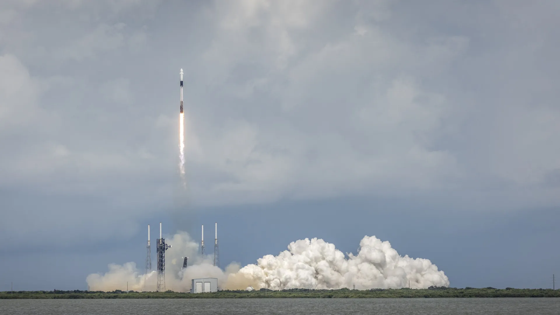 Missão da SpaceX decola para resgatar astronautas "presos" na ISS - img