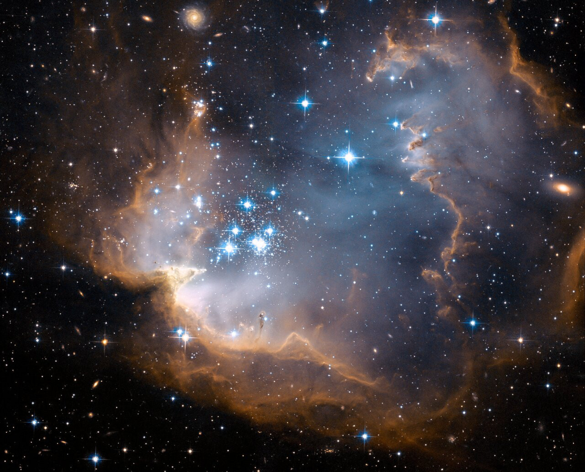 Nasa compara imagens dos telescópios Webb e Hubble do aglomerado NGC 602 - img