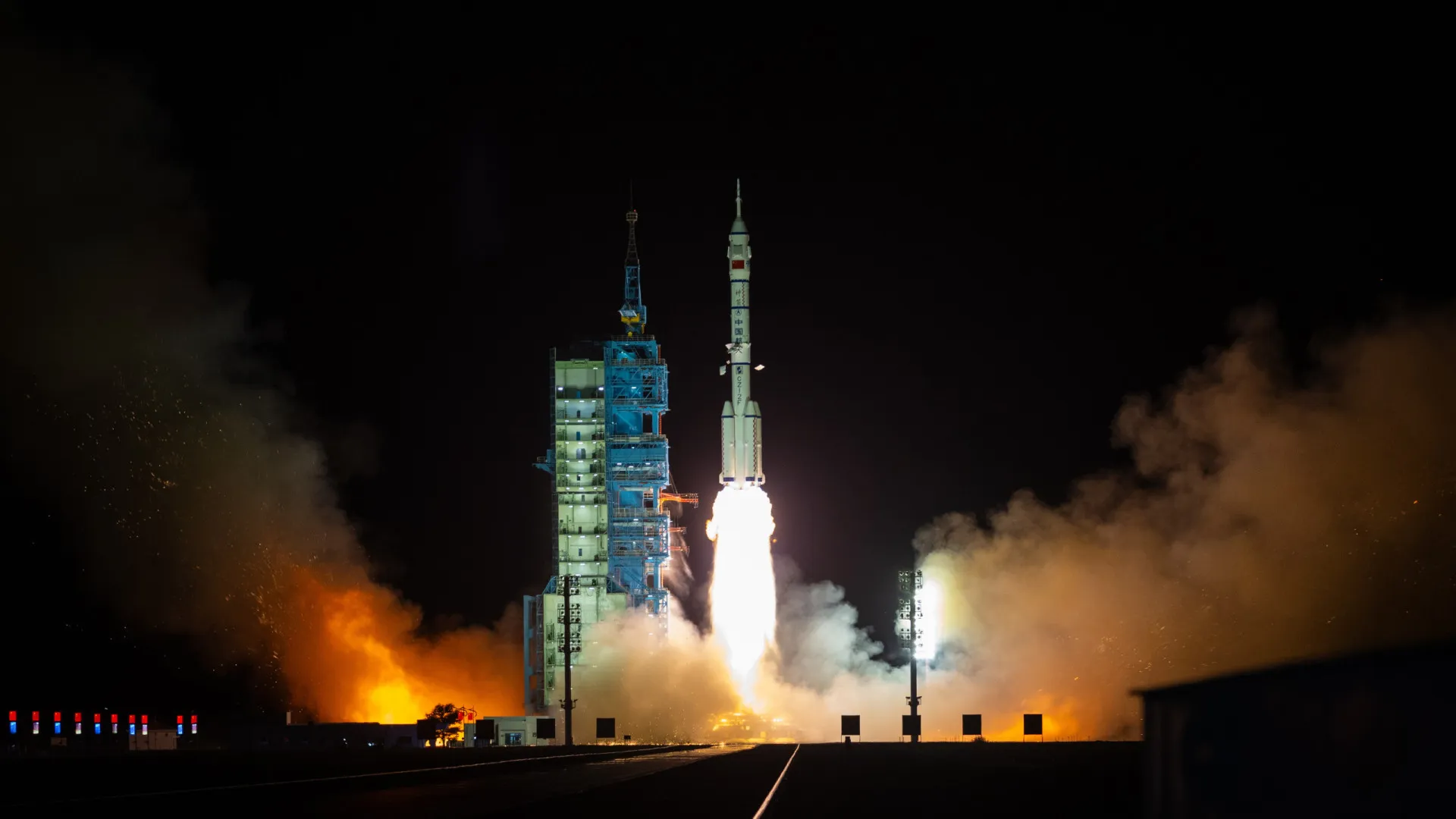 Nave espacial tripulada Shenzhou-19 se acopla à estação espacial chinesa - img