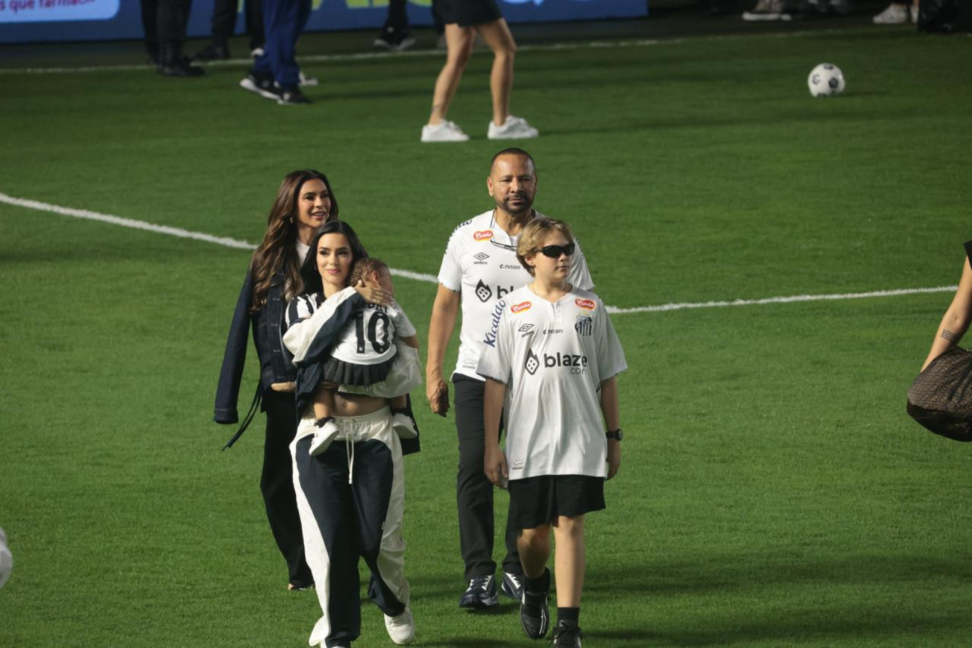 Neymar chega a Santos, ganha a 10 de Pelé e é abraçado pela torcida na chuva - img