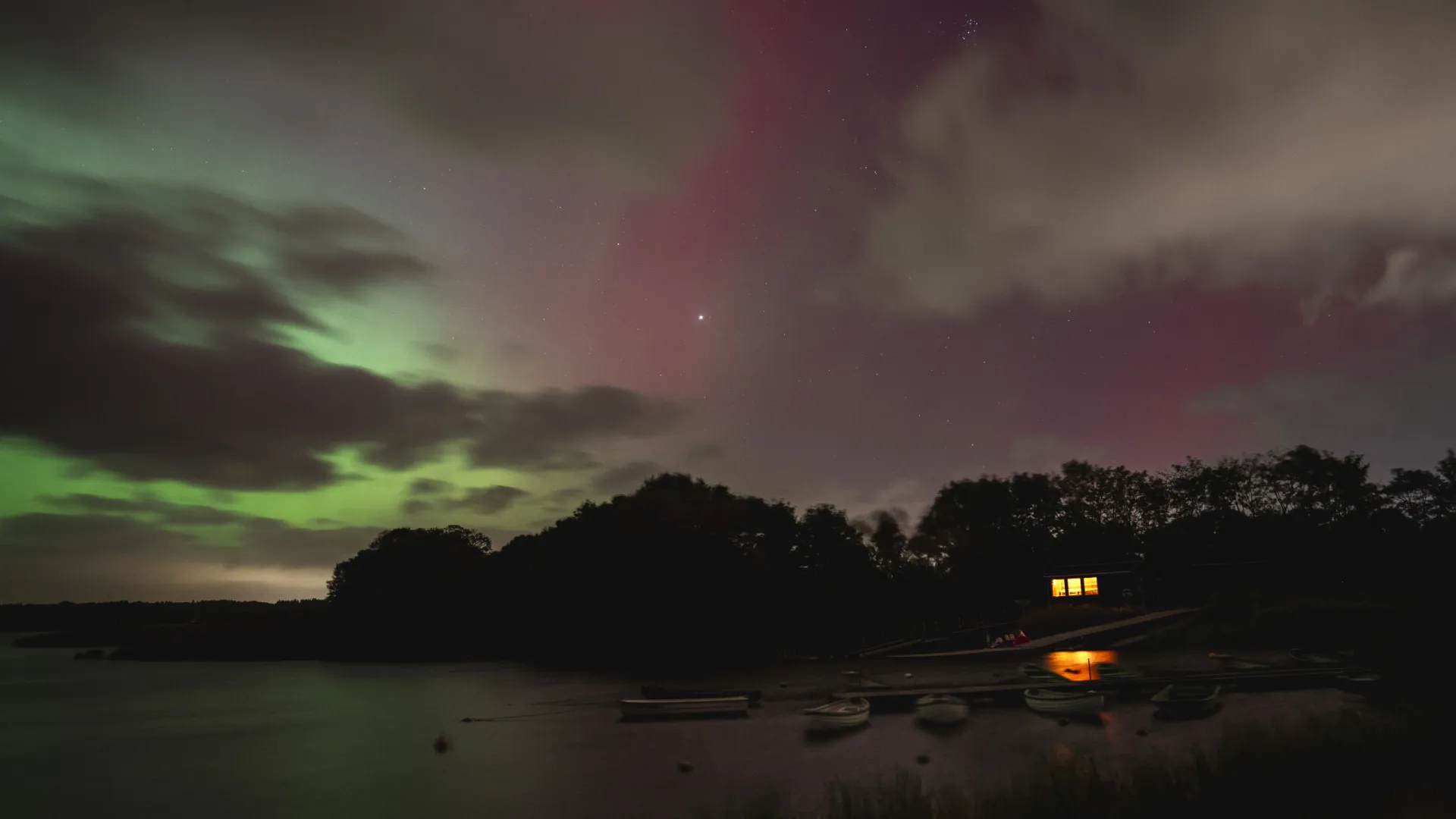 Nova aurora boreal colore os céus da Europa; veja as imagens - img