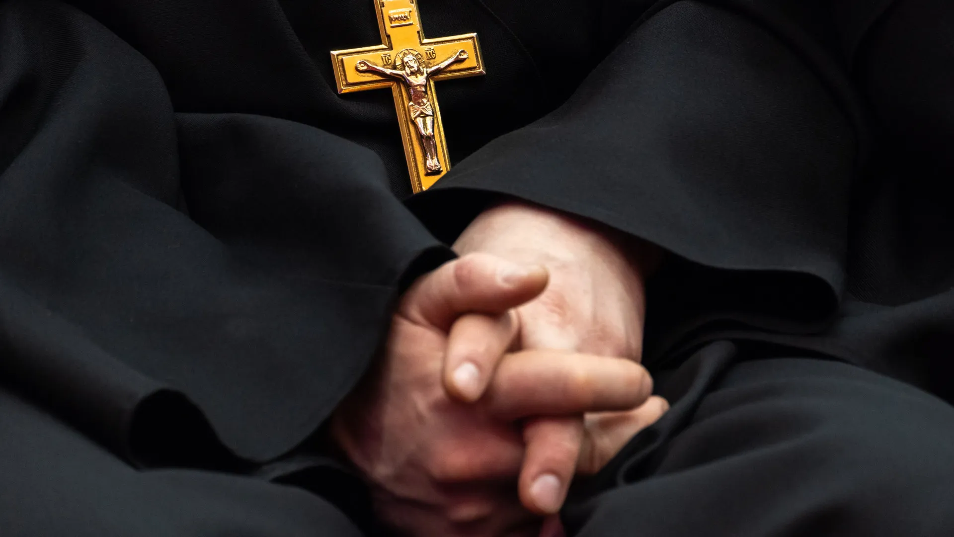 Padre faz 'gesto de Musk' em evento antiaborto e tem licença revogada - img