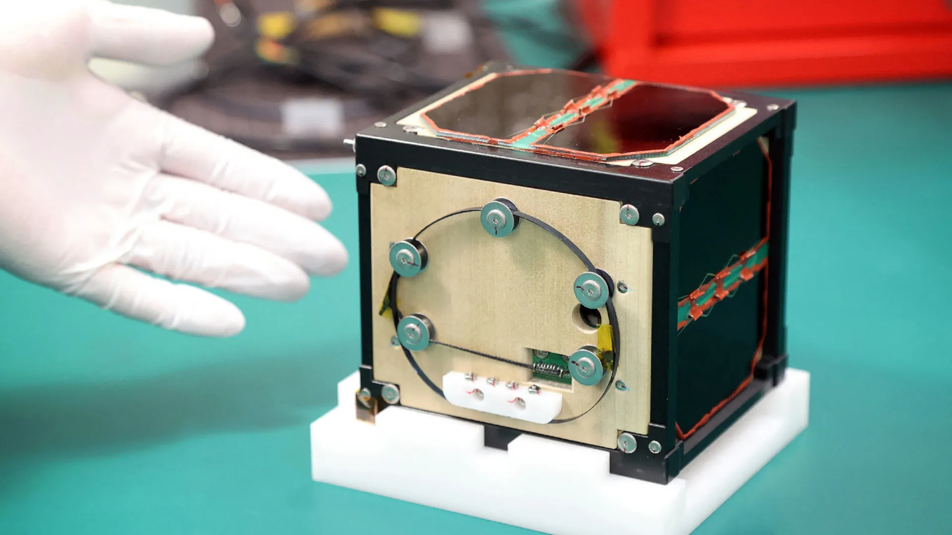 Primeiro satélite feito de madeira é lançado para o Espaço - img