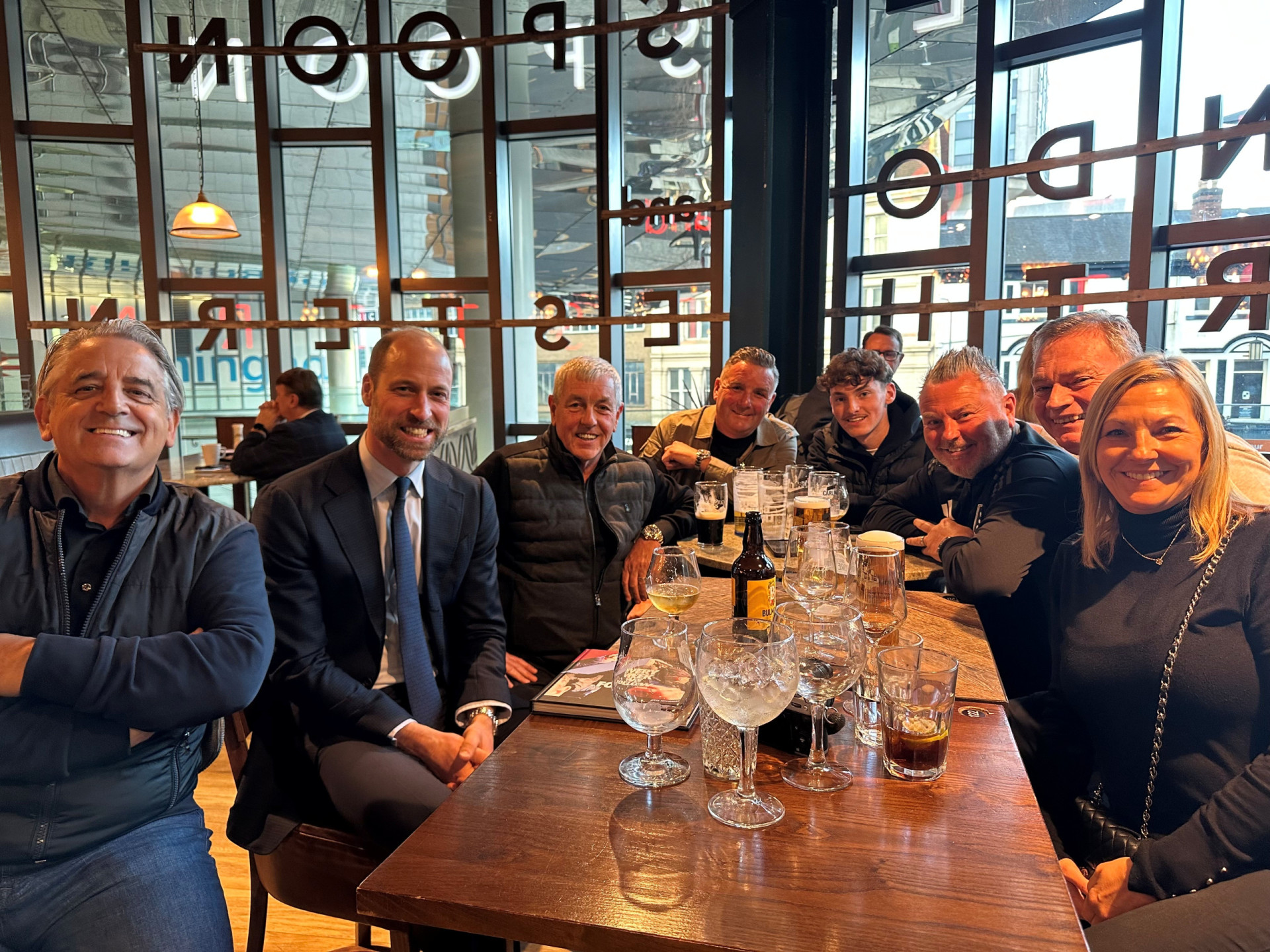 Príncipe William paga rodada de cerveja para fãs do Aston Villa em pub - img