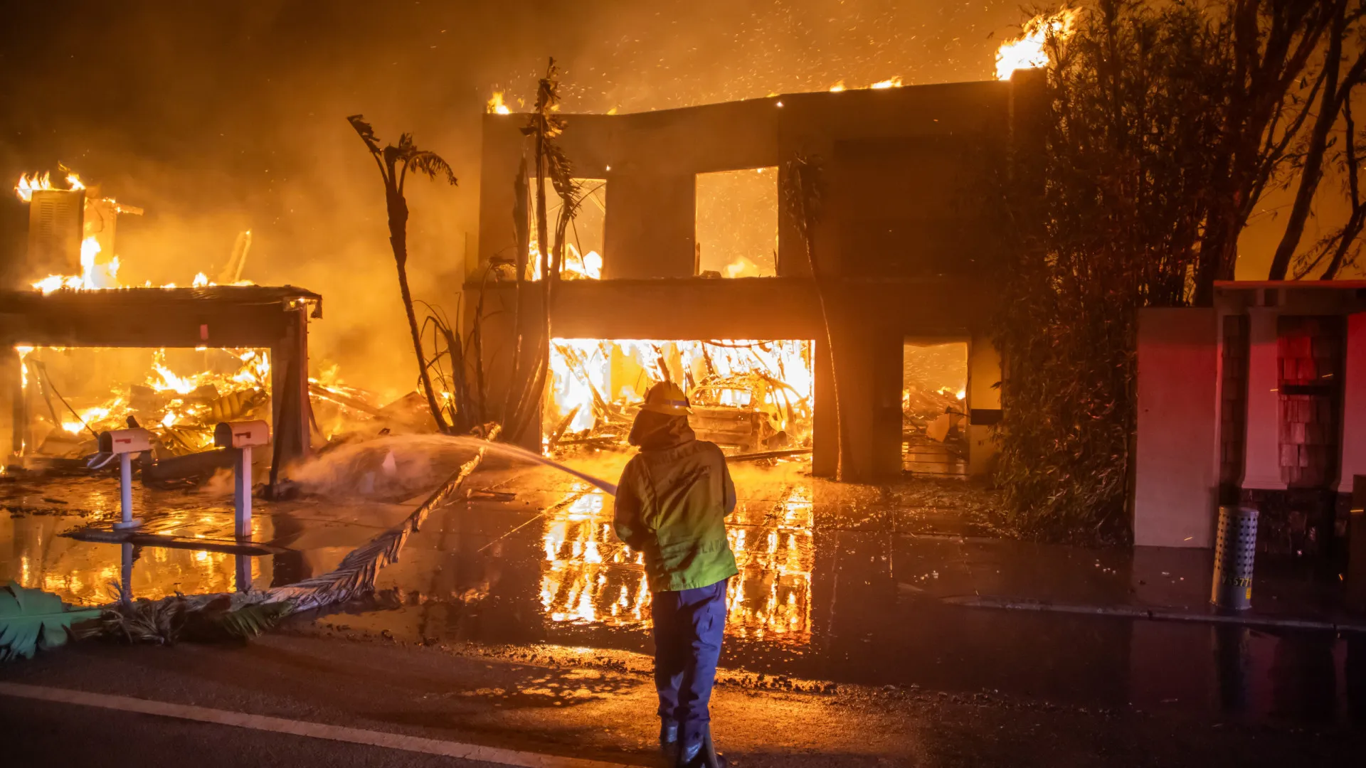 Promotor de Los Angeles acusa 10 de cometerem crimes durante incêndios - img