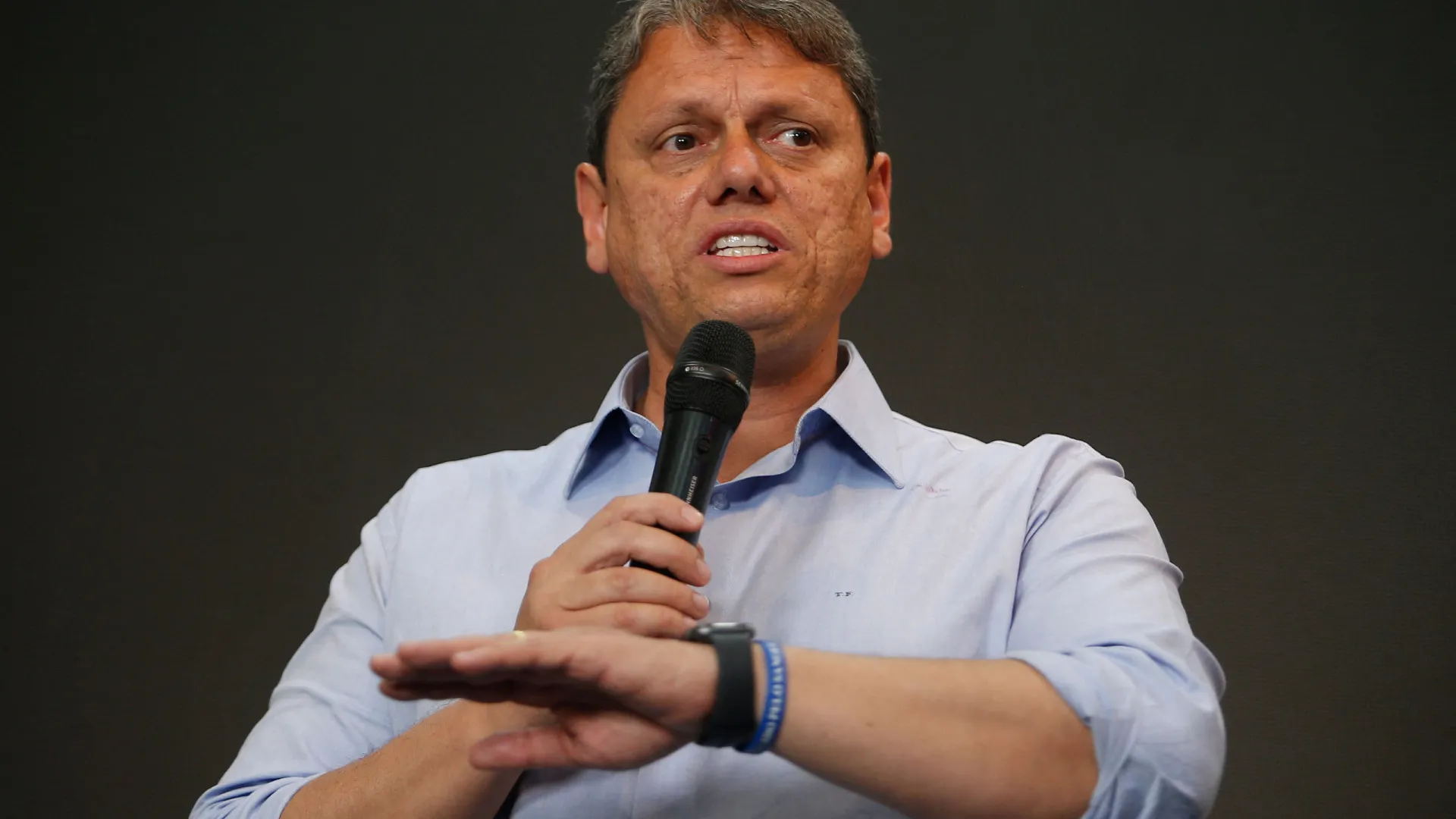 Tarcísio interrompe entrevista e evita pergunta sobre Bolsonaro após evento com tom eleitoral - img