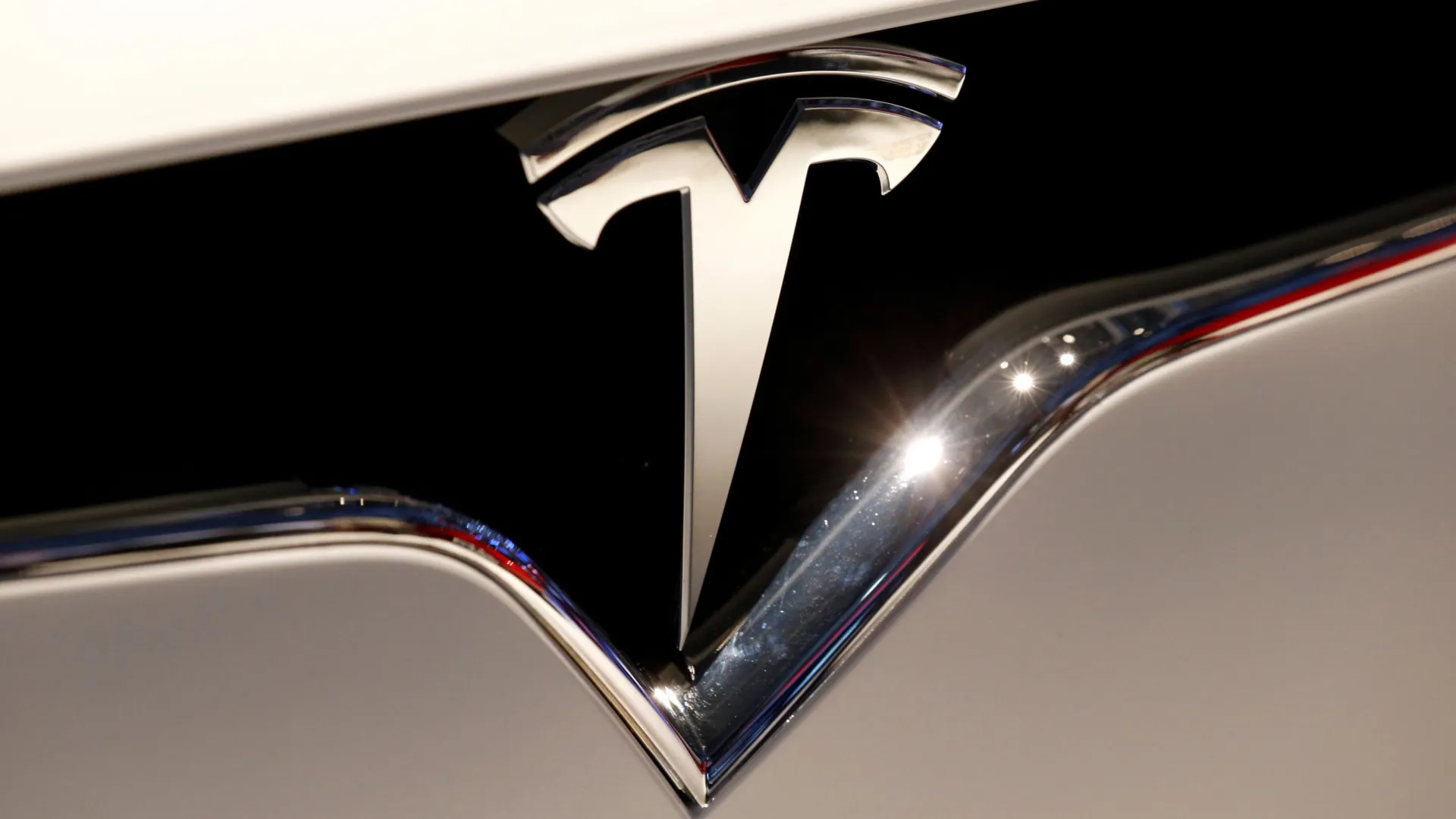 Mulher é presa tentando colocar explosivos em loja da Tesla nos EUA - img
