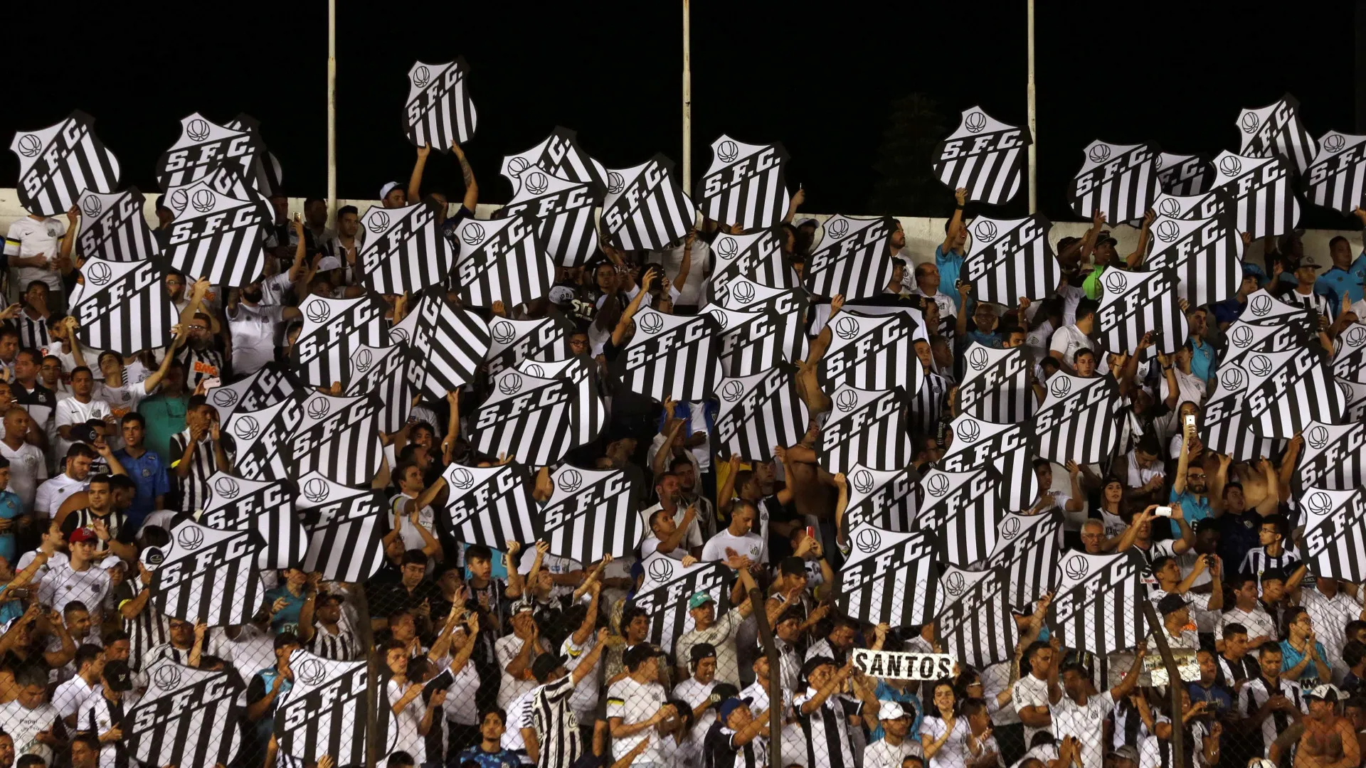 Torcedores do Santos fazem festa para receber Neymar na Vila Belmiro - img