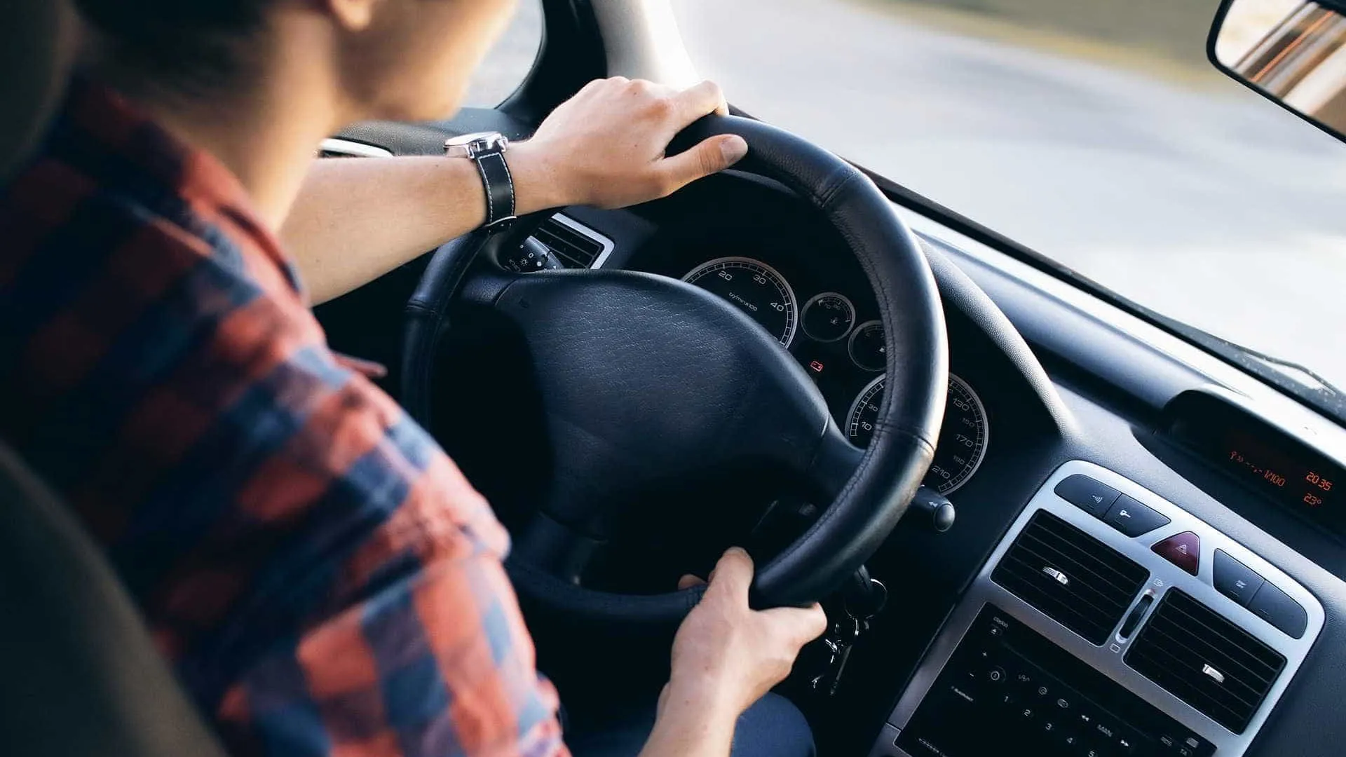 5 truques para seu carro gelar sem gastar muita gasolina no calor - img