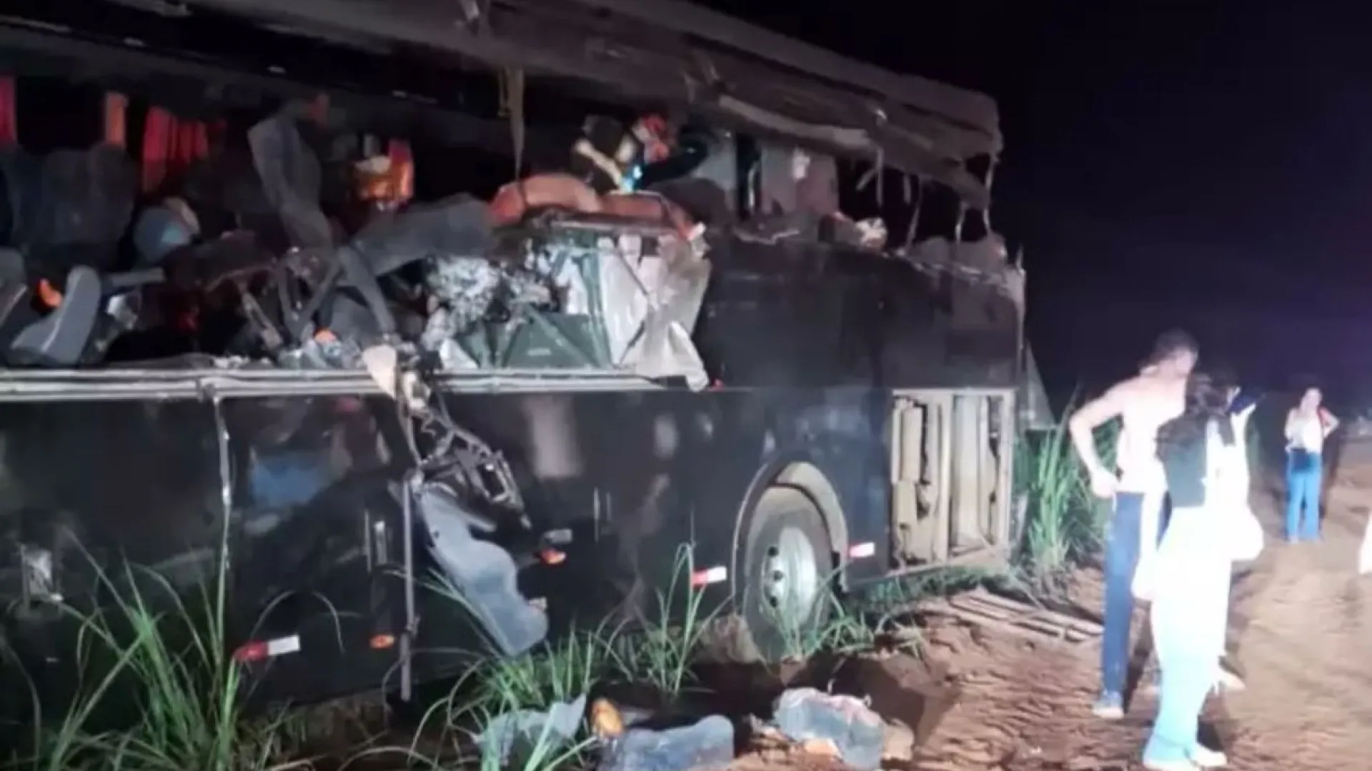 Acidente entre ônibus e caminhão em SP deixa 12 mortos e 11 feridos - img