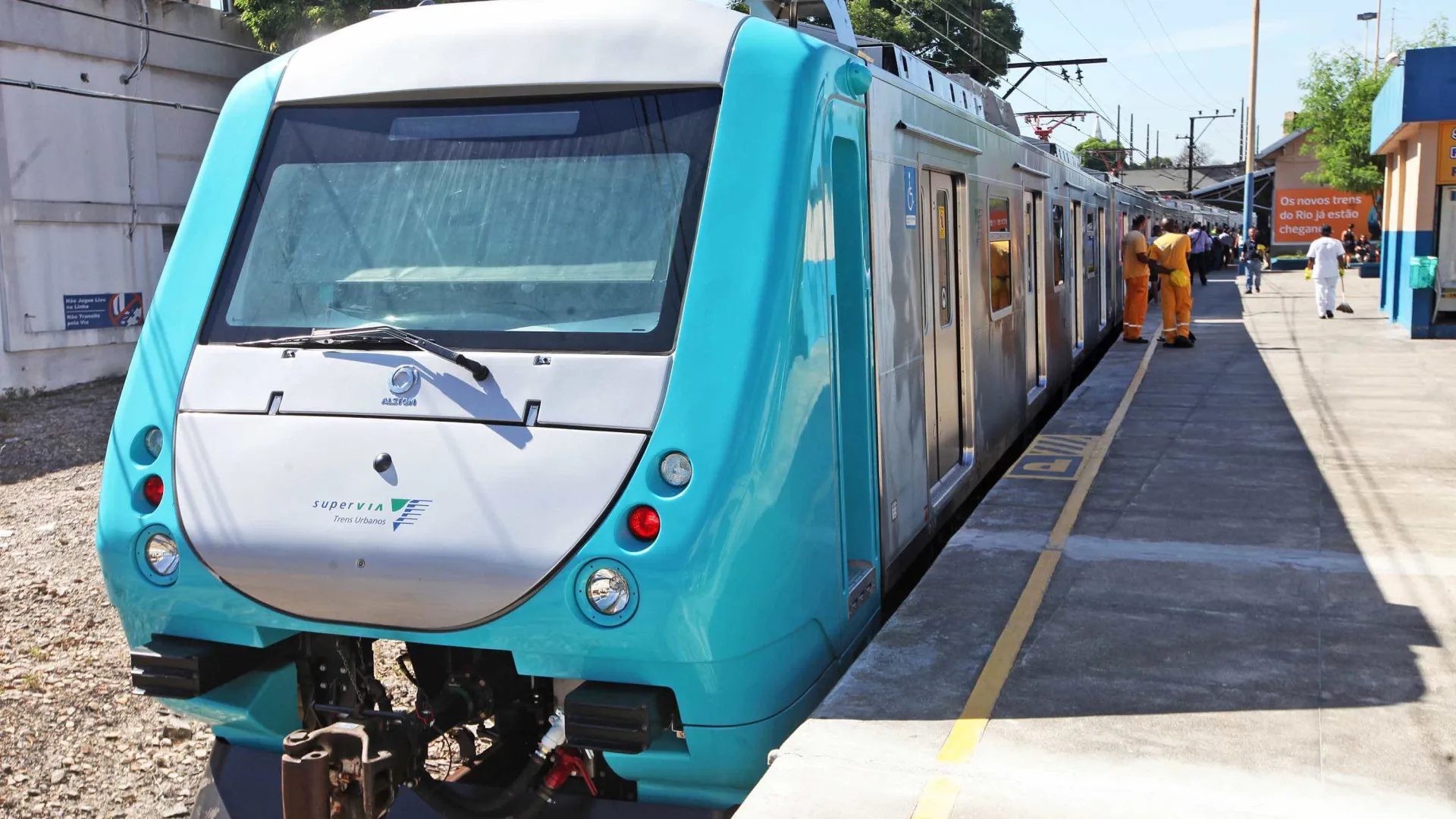 Adolescente é eletrocutado ao viajar em cima de trem no Rio - img