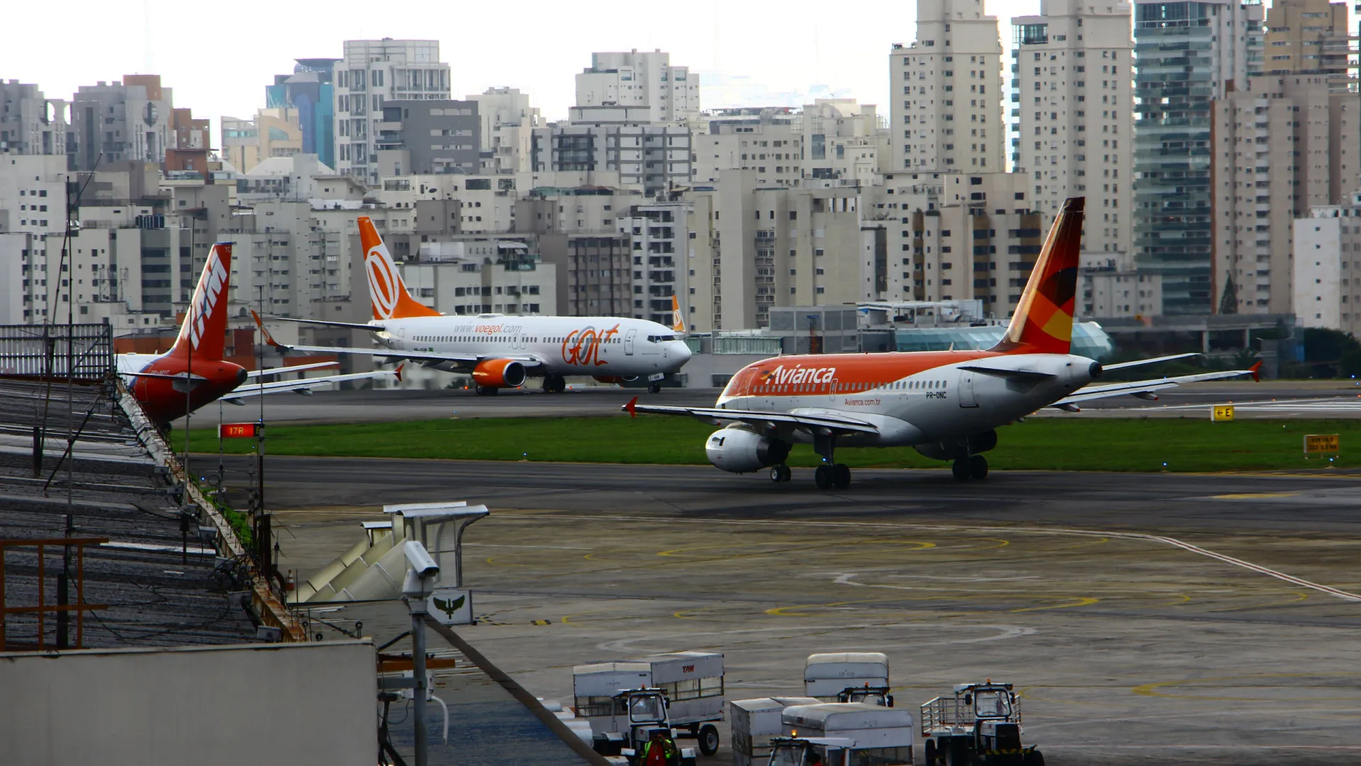Passageiro cai de escada ao desembarcar de avião no aeroporto de Congonhas - img