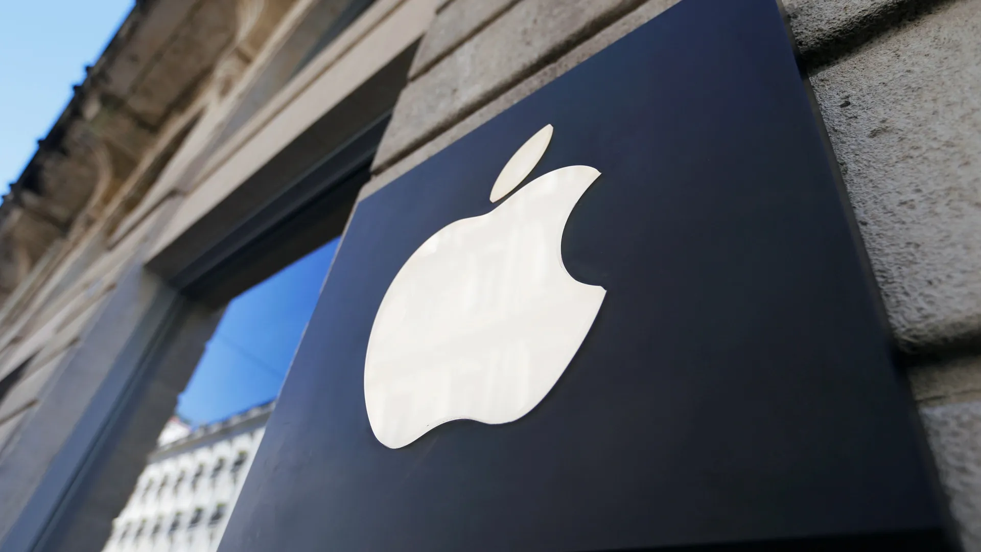 Apple revela planos de investir mais de US$ 500 bilhões nos EUA nos próximos 4 anos - img
