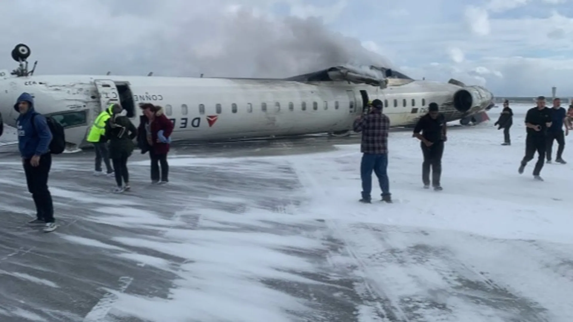 Avião cai em aeroporto de Toronto, no Canadá - img