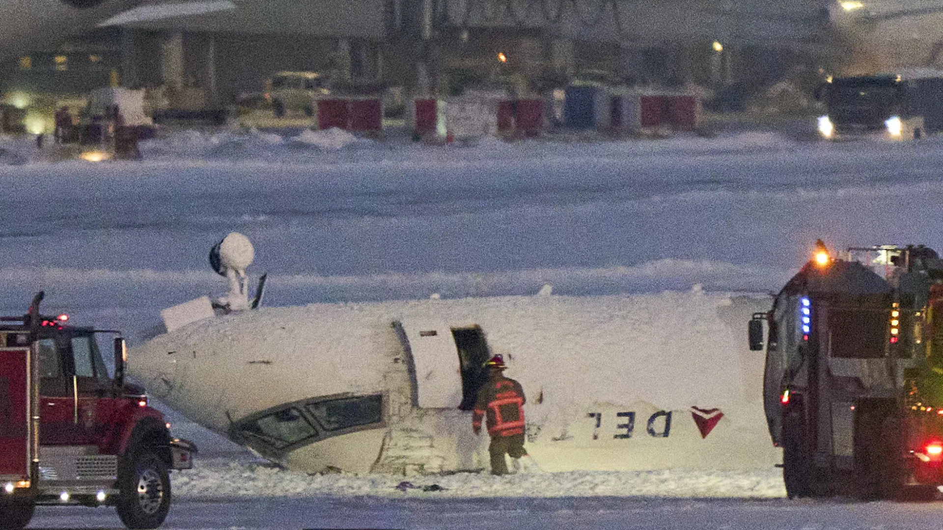 Avião capota ao aterrissar e faz 18 feridos no Canadá; veja as imagens - img