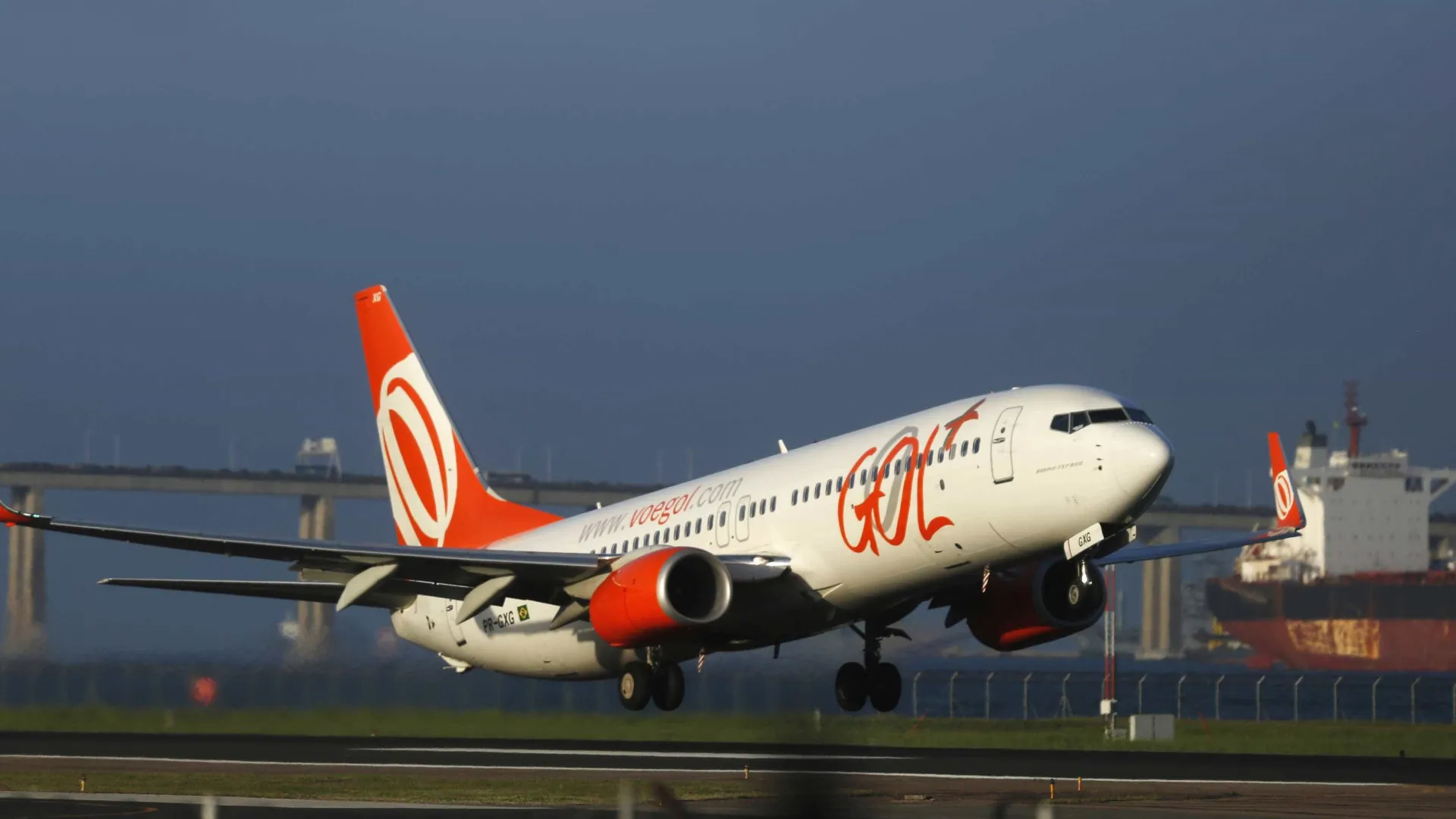 Avião da Gol bate em carro durante decolagem no Galeão (RJ) - img