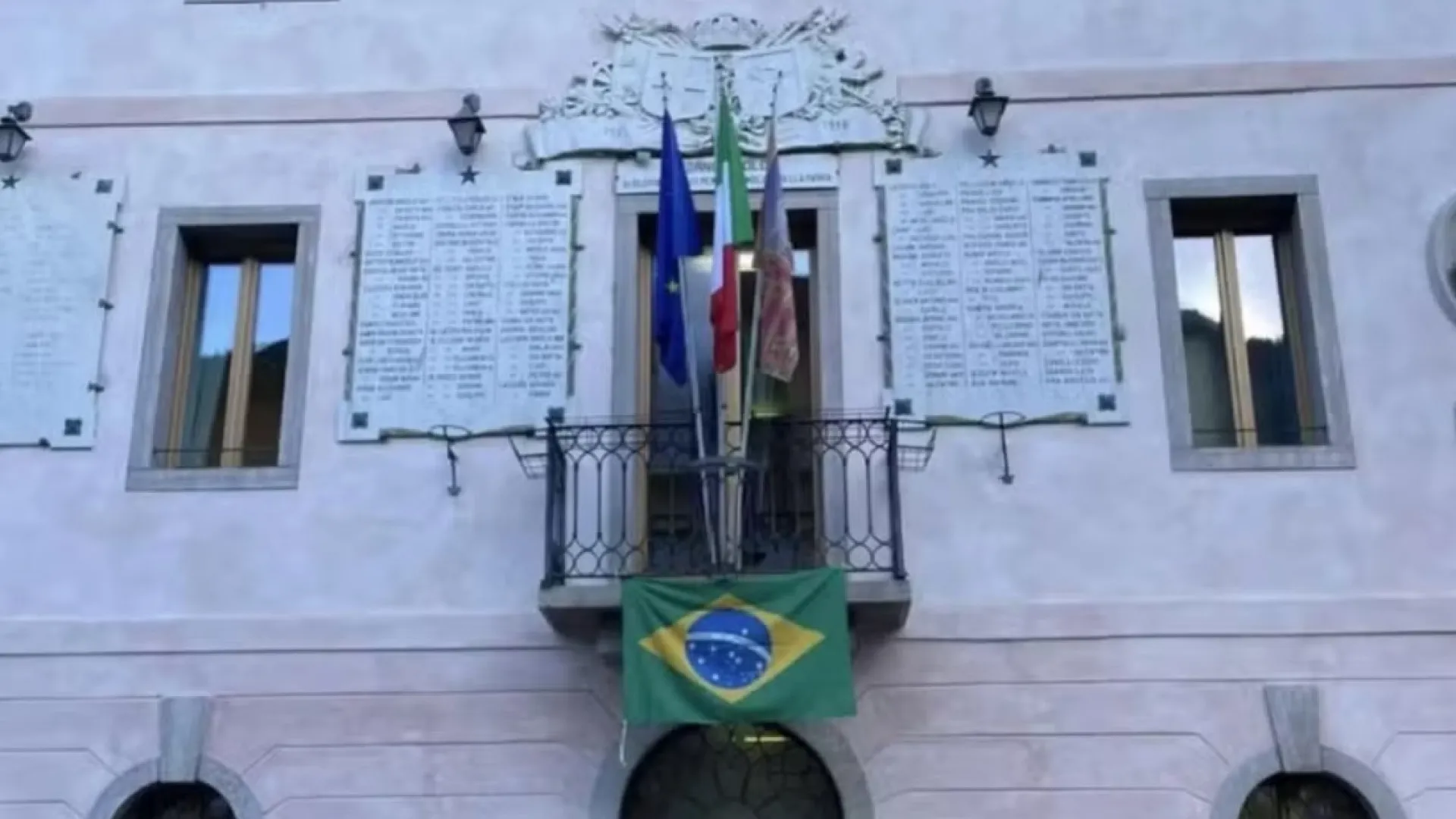 Brasileiro denuncia prefeito italiano que usou bandeira como protesto - img