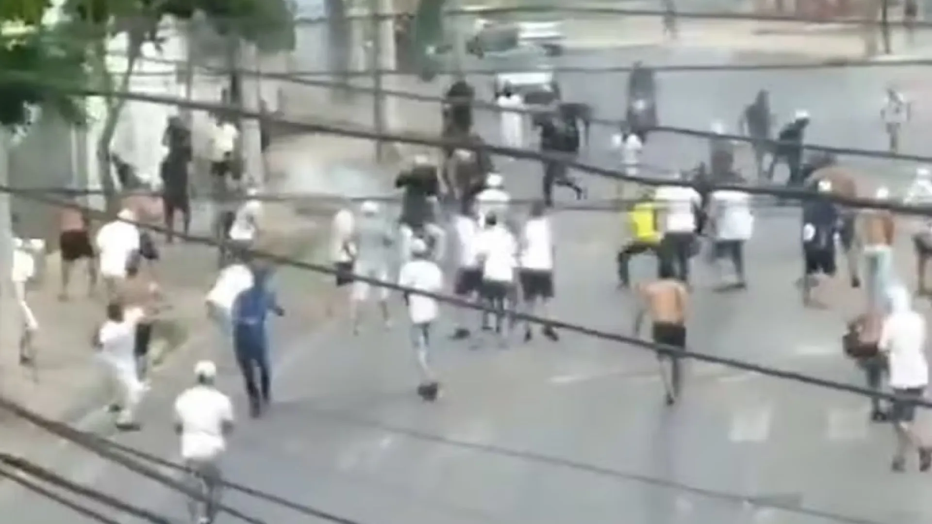 Briga entre organizadas deixa feridos antes de clássico em BH; vídeo - img