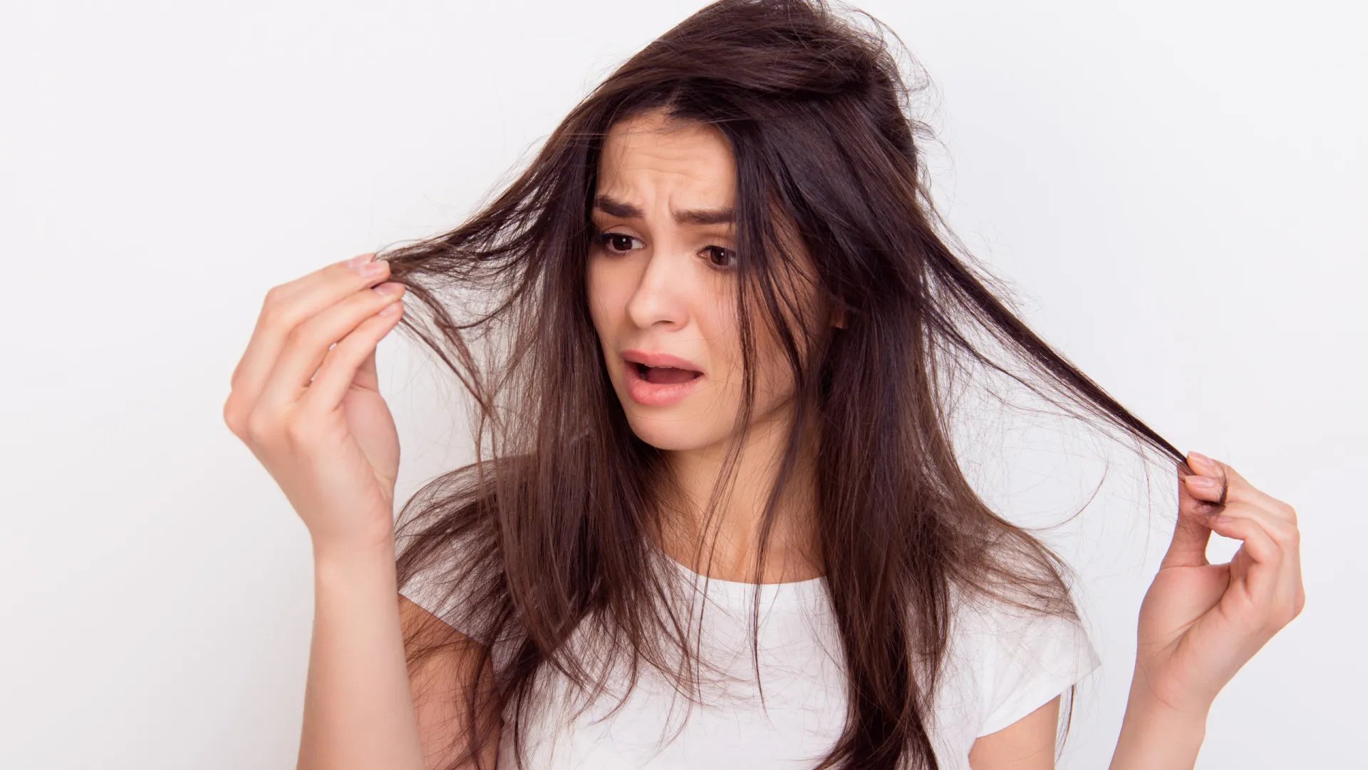 Cabelo sempre seco? Dermatologista revela os motivos que o deixam assim - img