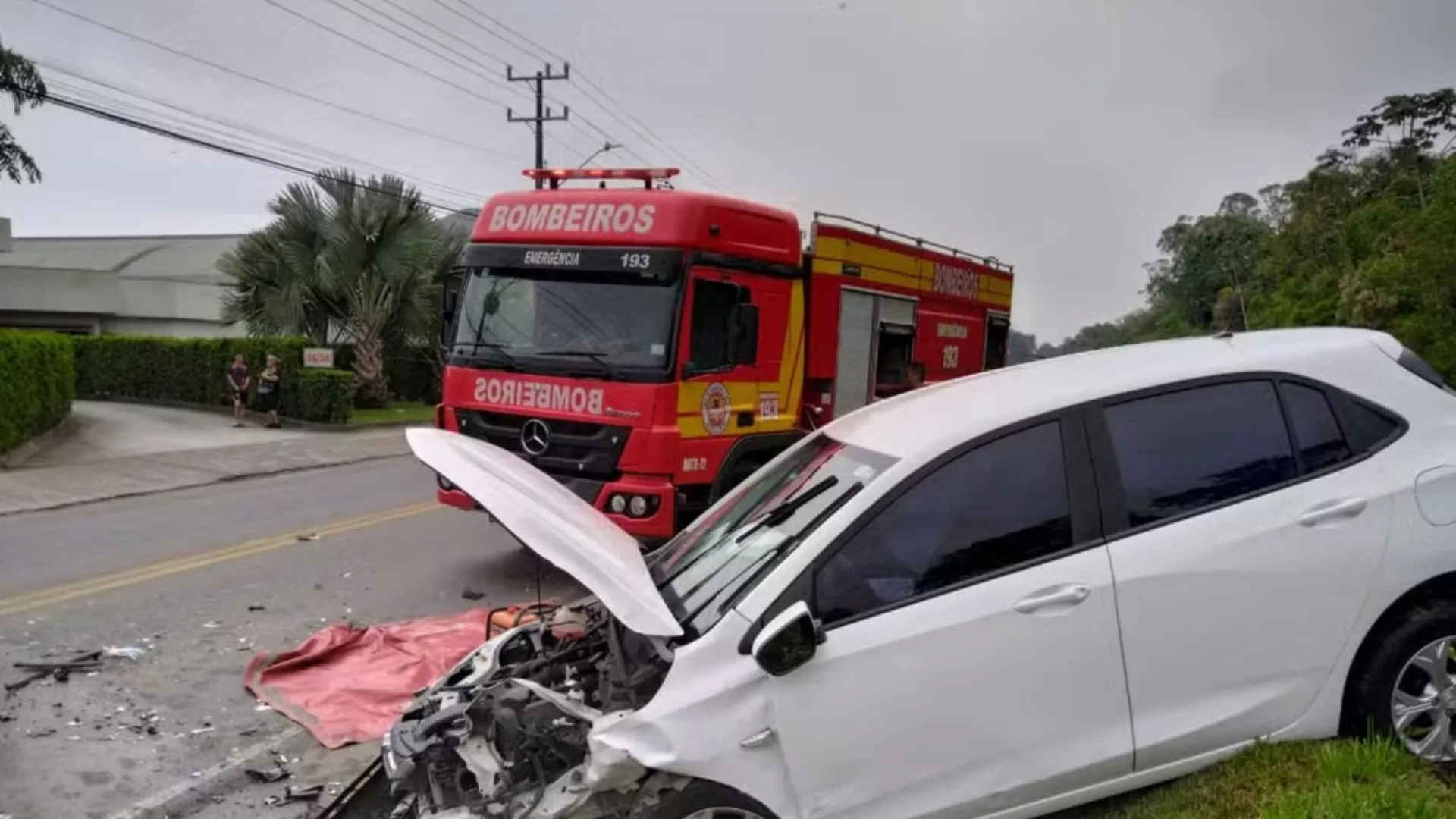 Casal bate carro após fugir de motel sem pagar conta de R$ 1,2 mil - img
