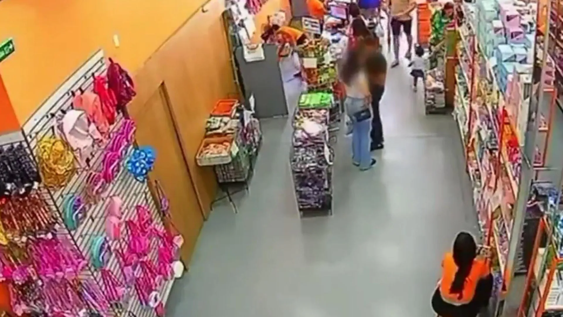 Celular explode no bolso de jovem que fazia compras; veja o vídeo - img