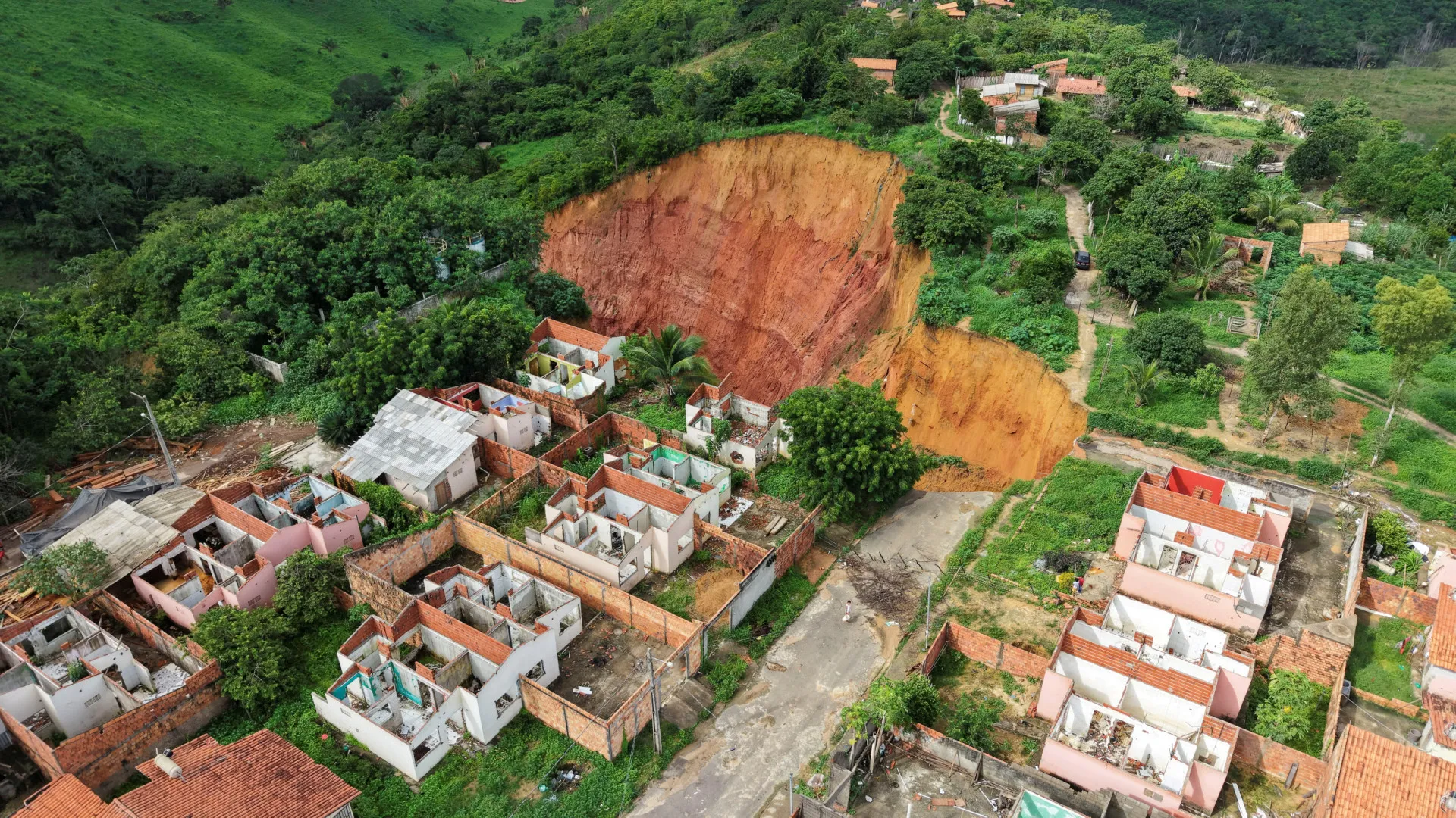 Crateras colocam cidade brasileira em estado de emergência - img