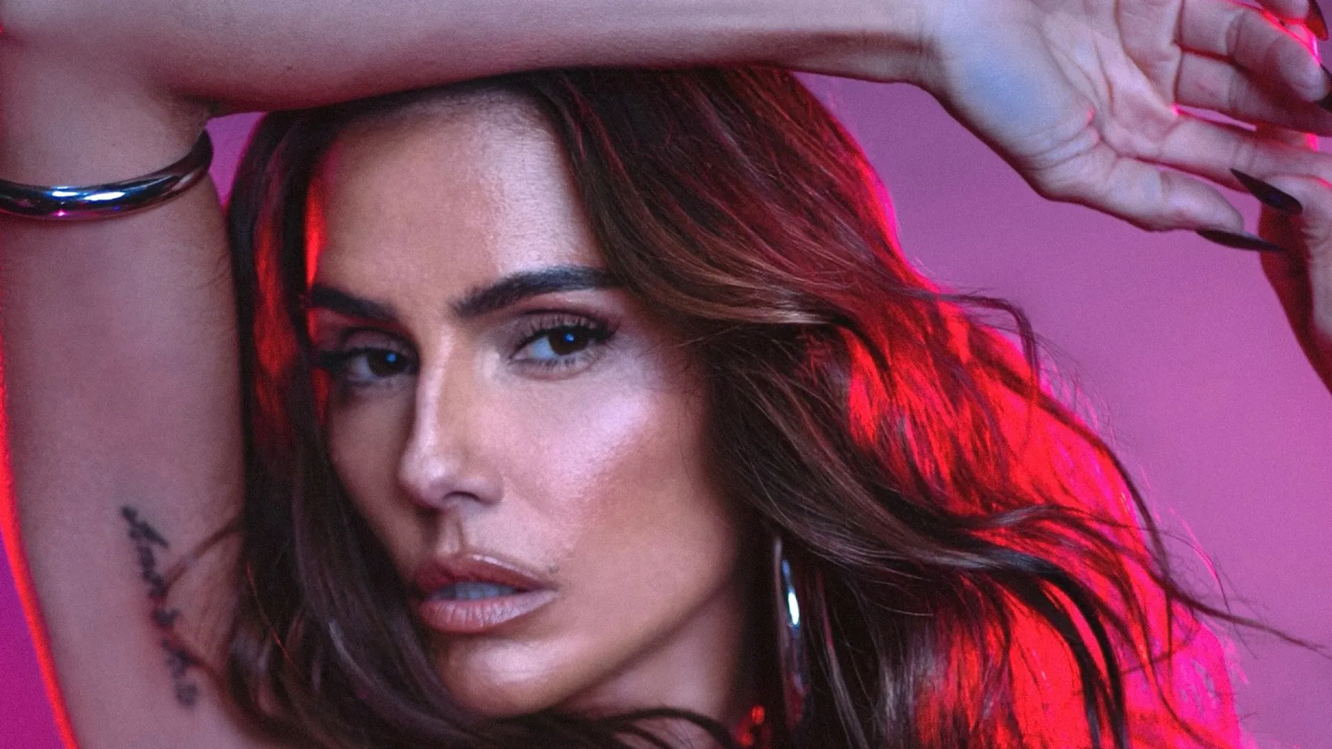Deborah Secco retirará silicone para viver nova personagem no cinema - img
