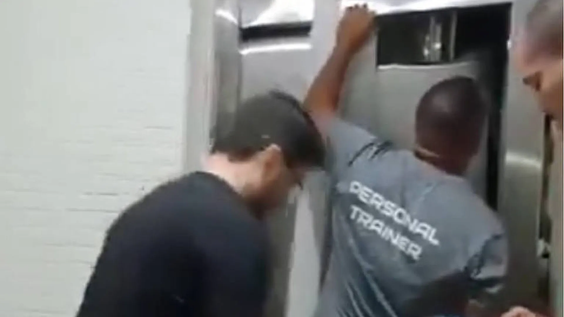 Dois homens morrem após queda de elevador em prédio de luxo na Bahia - img