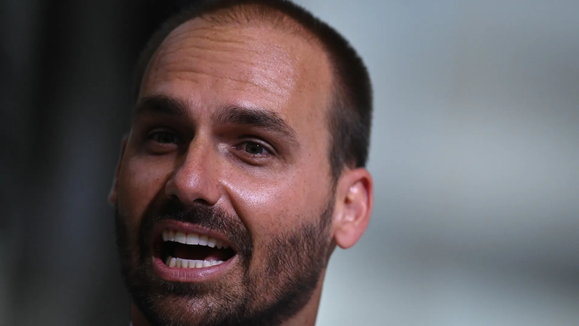 Eduardo Bolsonaro ataca Moraes nos EUA, admite prisão do pai e pede orações - img