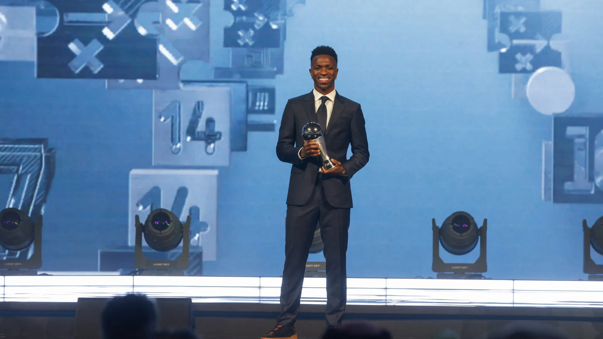 Eleito melhor do mundo, Vini Jr recebe homenagem com foto na fachada da CBF - img