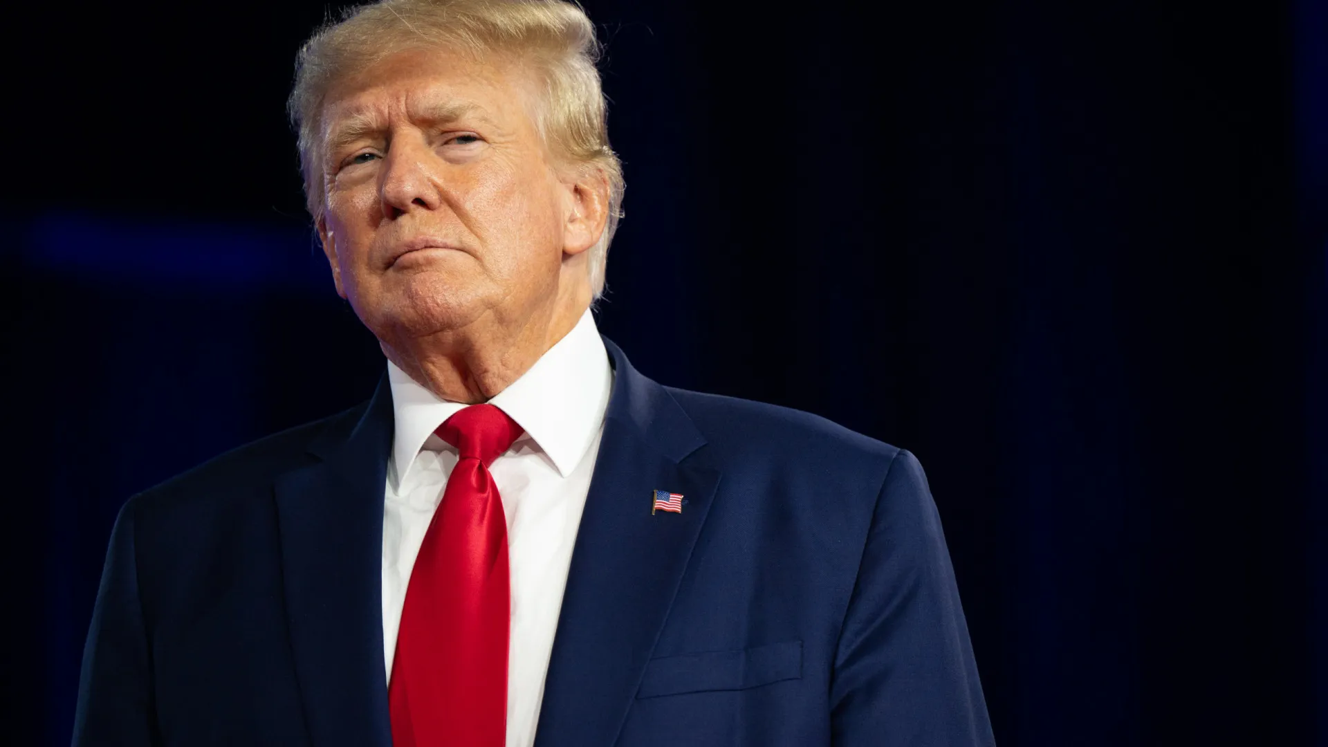 Em novo ataque à imprensa, Trump ameaça processar veículo que usar sigilo de fonte - img