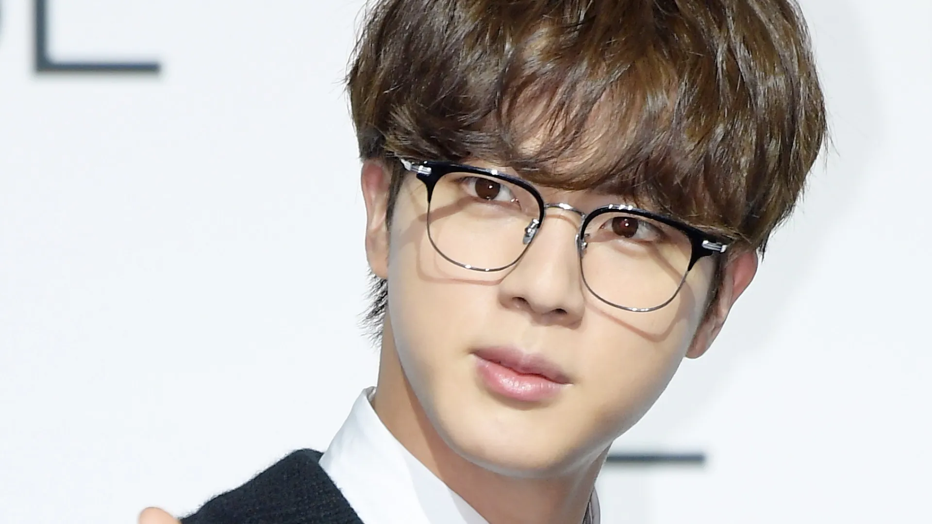Fã japonesa do BTS é investigada por beijar Jin à força - img