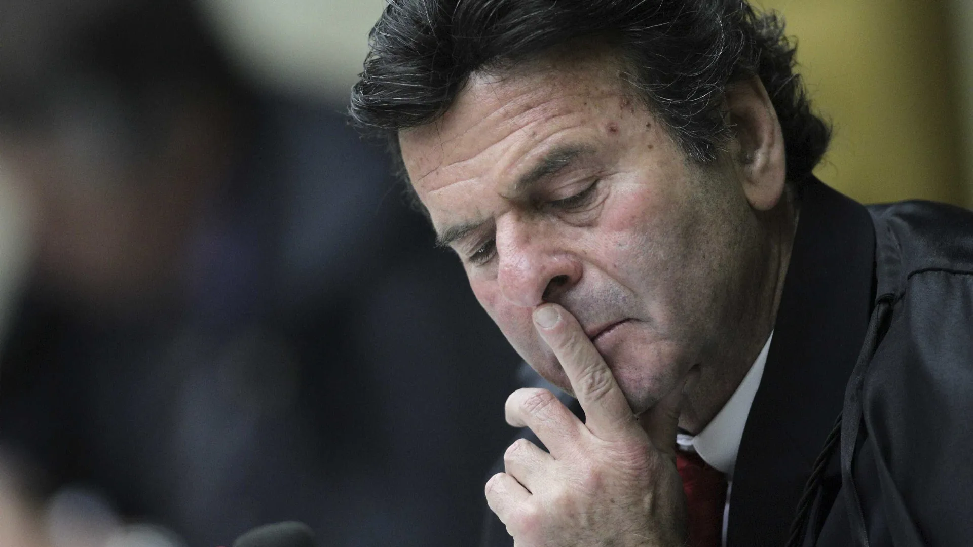 Fux pede a Barroso sessão extraordinária para votar liminar sobre bets - img