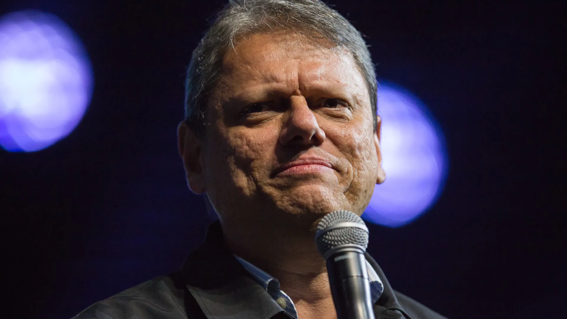 Tarcísio tenta herdar capital político de Bolsonaro após tornozeleira - img