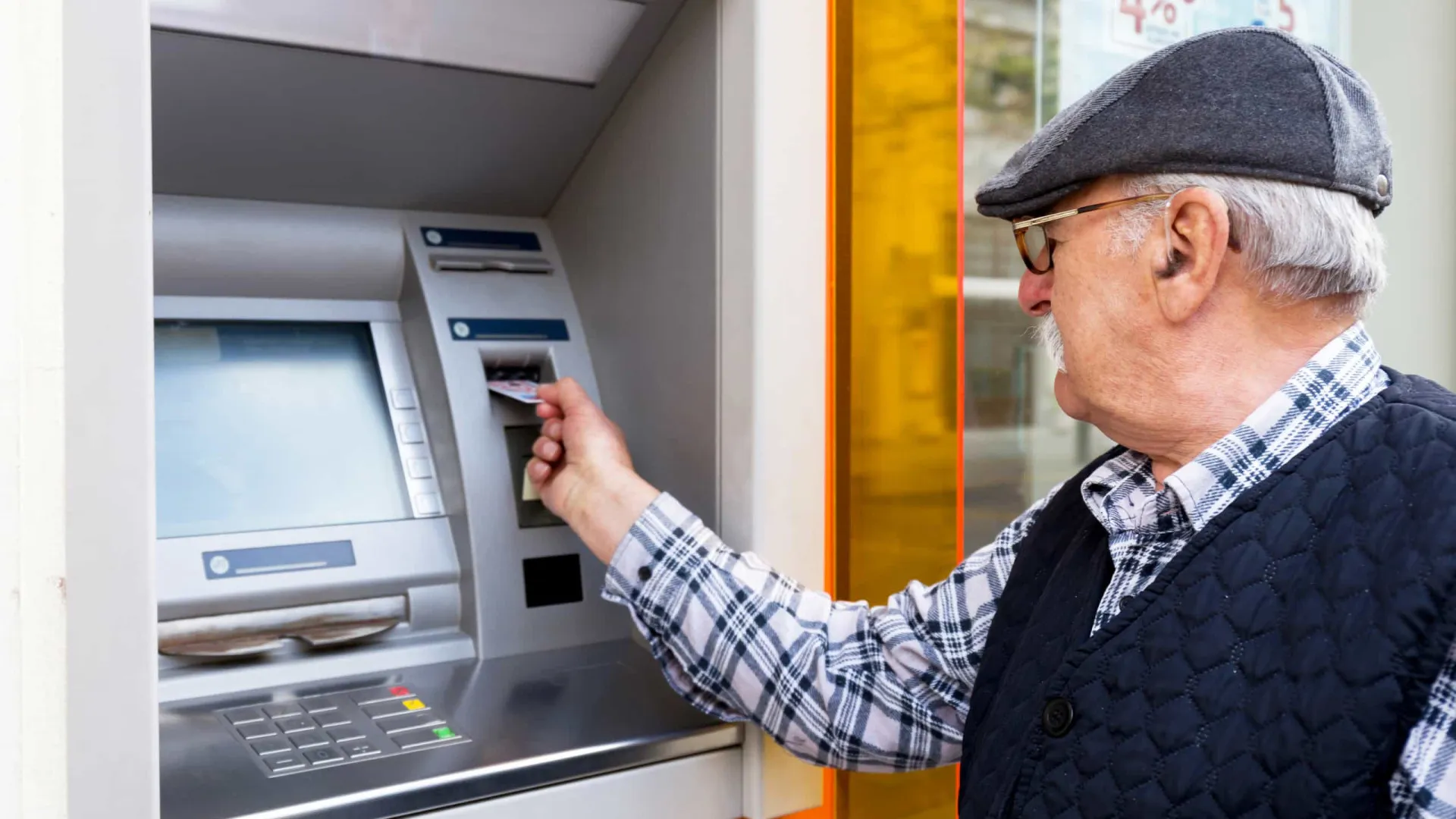 INSS paga aposentadorias com reajuste a partir desta segunda (3) - img