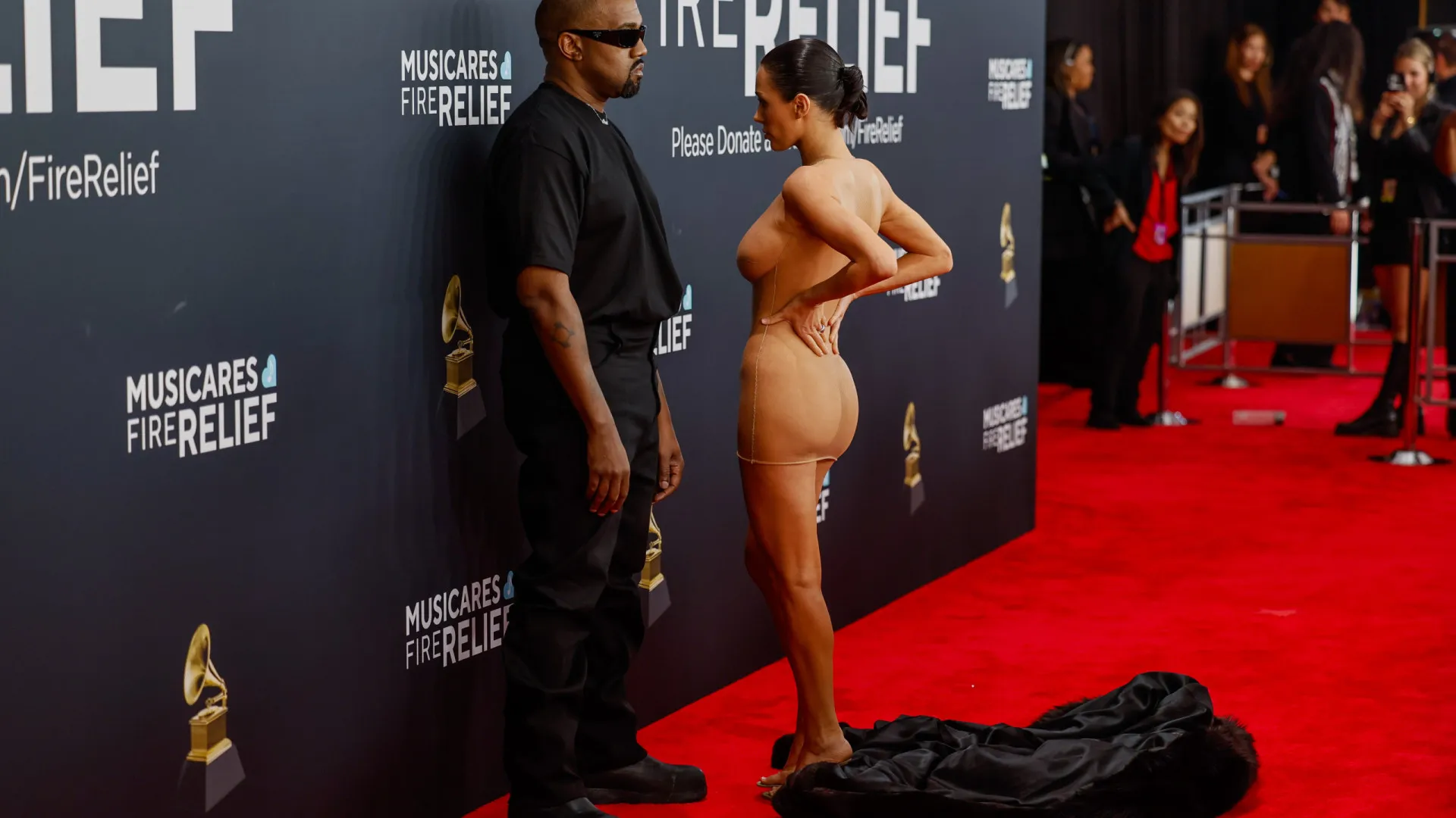 Irmã de Bianca Censori 'quebra silêncio' após polêmica nudez no Grammy - img
