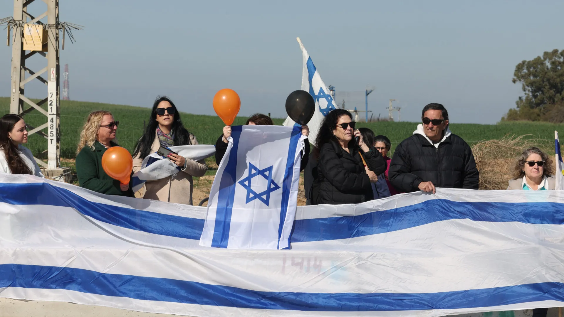 Israel se despede de Shiri Bibas e seus filhos em cerimônia comovente - img