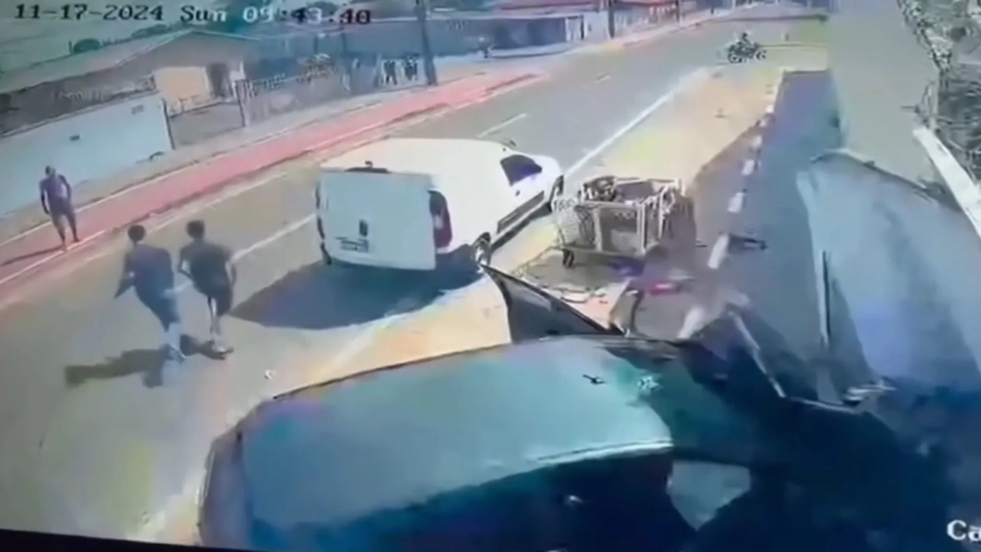 Jovens fogem após sofrerem grave acidente de carro; vídeo - img