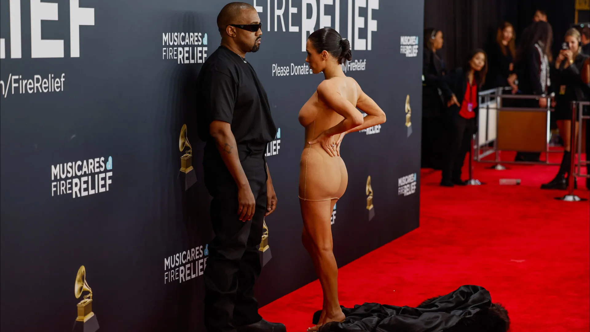 Kanye West põe à venda peça de roupa transparente usado pela esposa no Grammy - img