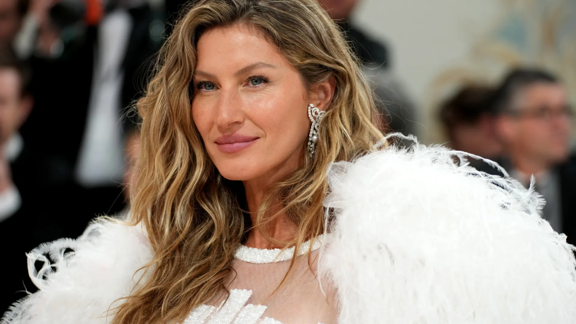 Livro de Gisele Bündchen alcança 2º lugar em lista de mais vendidos e top comemora - img