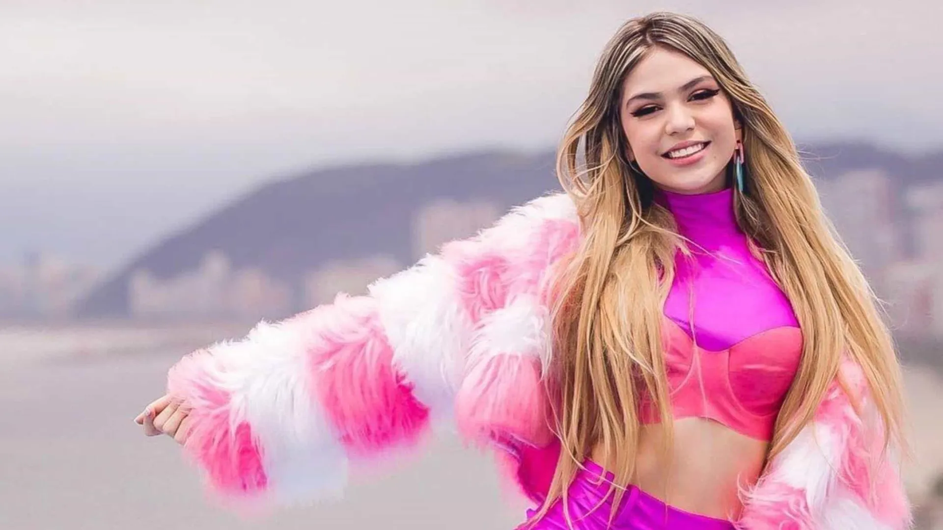 Melody comemora aniversário de 18 anos com carro de luxo - img